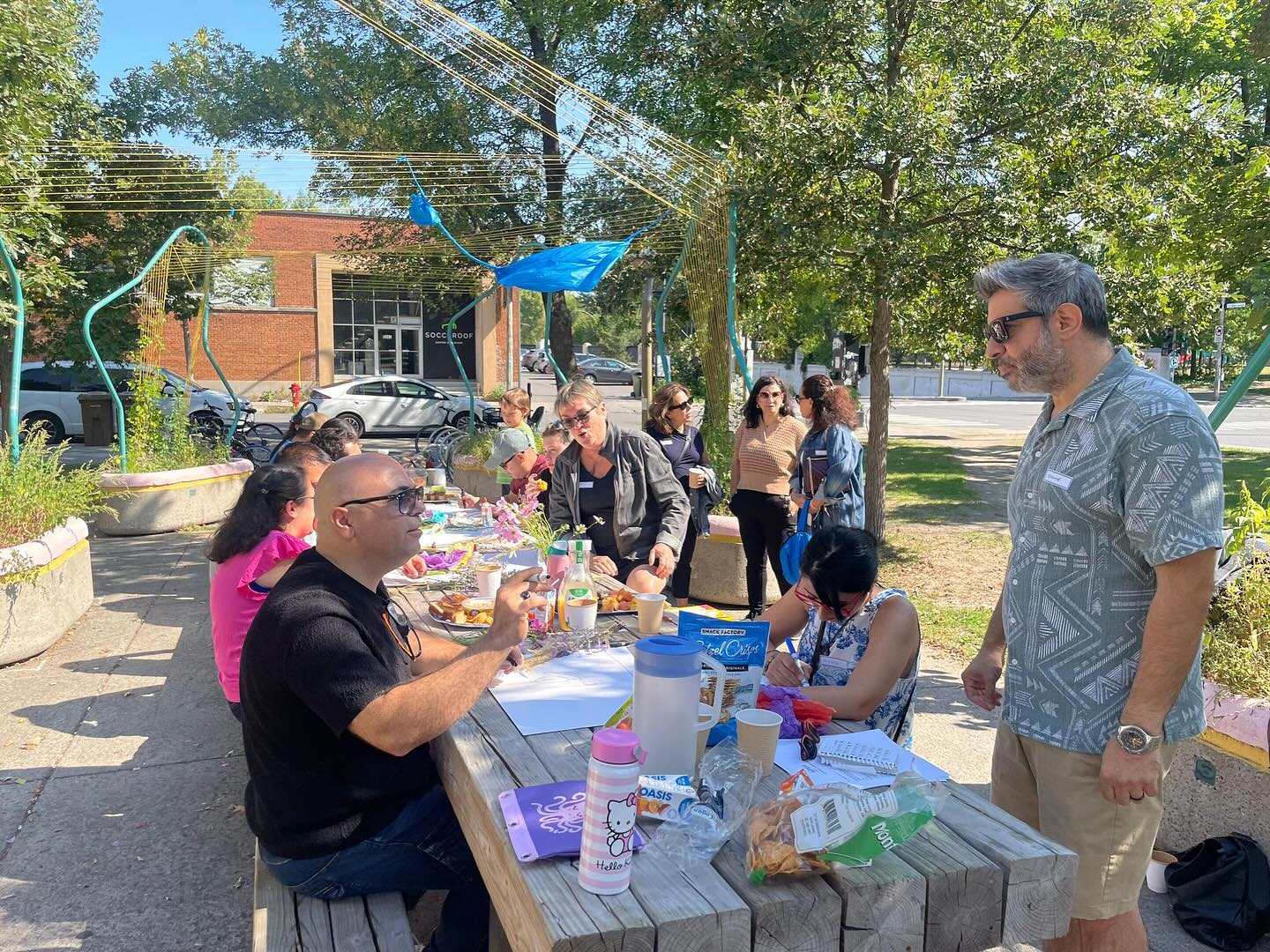 Ce matin a eu lieu notre pique-nique fleuri de rentrée. L’occasion pour tout le monde de se rassembler sous un beau ciel bleu à échanger et à laisser parler leur créativité.
Merci à tou.te.s d’être venu.e.s.🌱