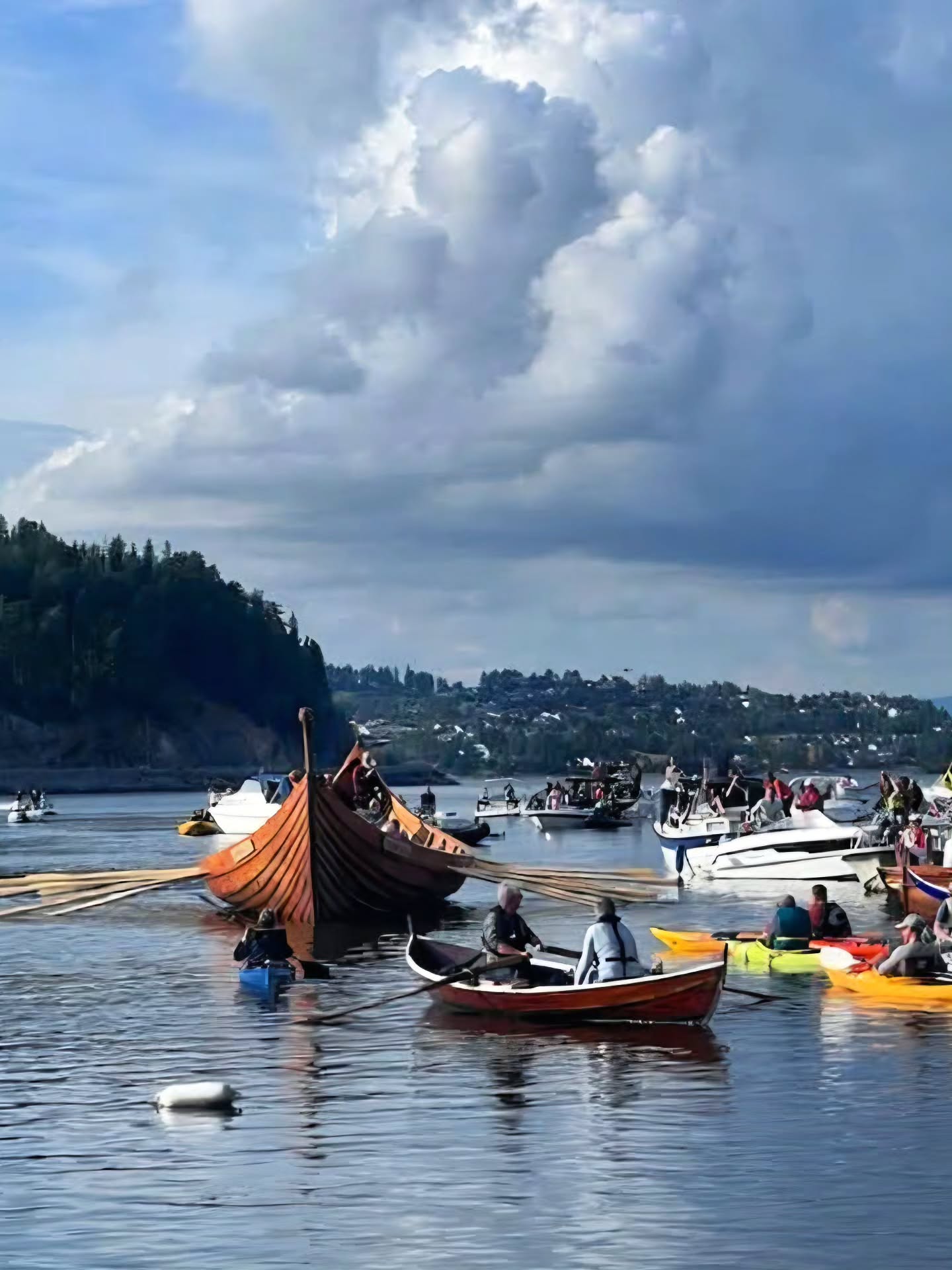 The days are getting shorter fast, which means that the weekends are the best time to row.
Until the end of October we'll be on the fjord every Saturday. We've got a good sized crew, and they're all eager to learn. 🙂
#hardraade #queenasta #dronningåsta #vikingship #vikingskip #norway