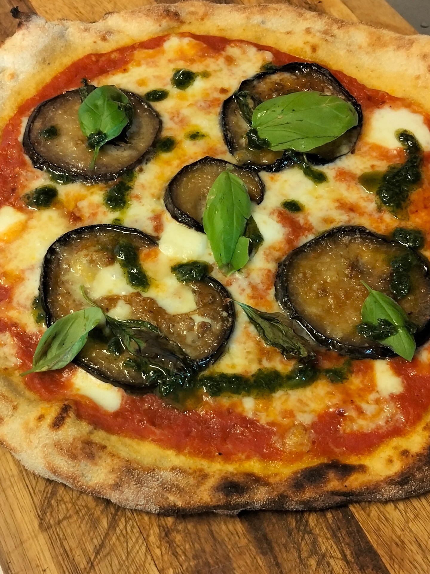 Wood-fired perfection 🍕🔥 This pizza is topped with rich tomato sauce, creamy mozzarella, roasted eggplant, fresh basil, and a drizzle of pesto. Simple, fresh, and full of flavor – just how Italian pizza should be 🇮🇹✨
#PizzaLovers #WoodFiredPizza #ItalianFood #Foodie #FoodPorn #InstaPizza #EggplantPizza #BasilLove #FreshAndDelicious #FoodPhotography