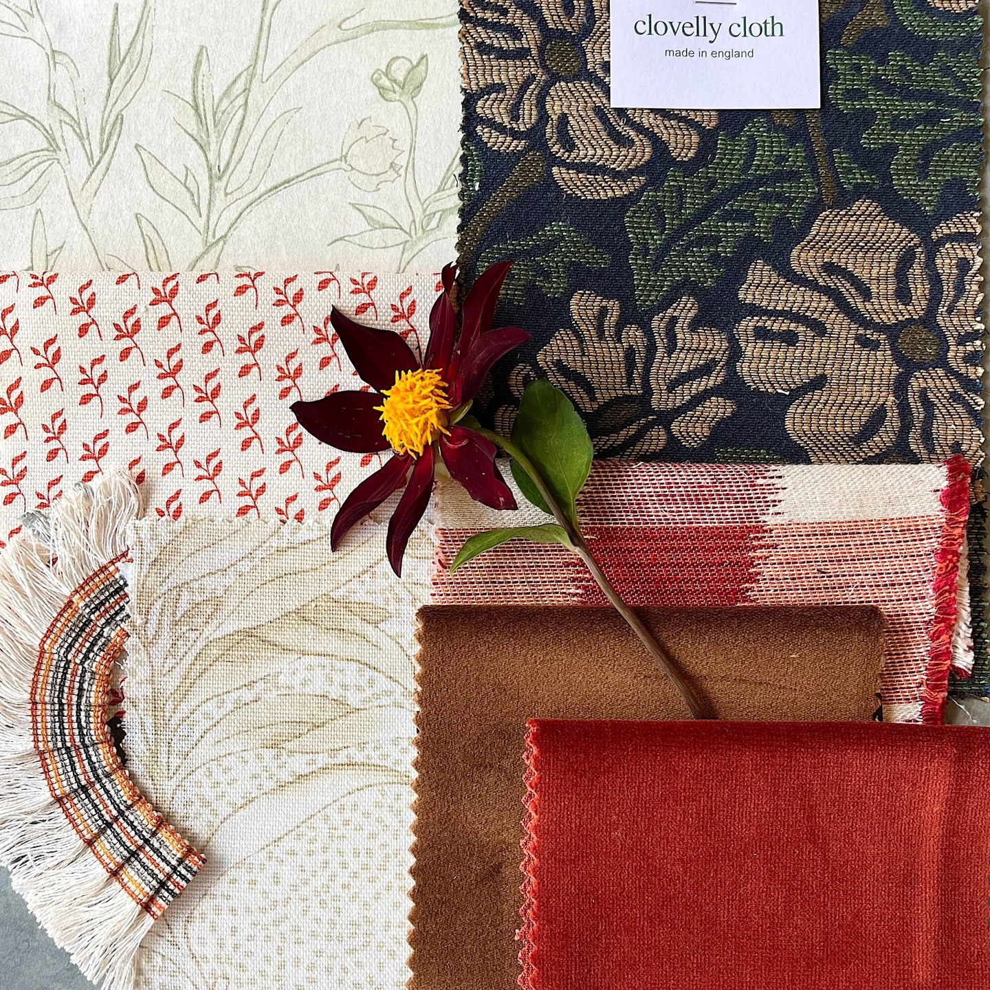 Autumn definitely feels like it is here. As we were easing in to our Monday morning we put together this gorgeous scheme with a rich and cozy autumn feel. Absolutely love this colour combination! 🍁
#autumnvibes🍁 #autumncolours #rustyred #cozyinteriors #interiordesign #clovellycloth #patternonpattern #mondaymood