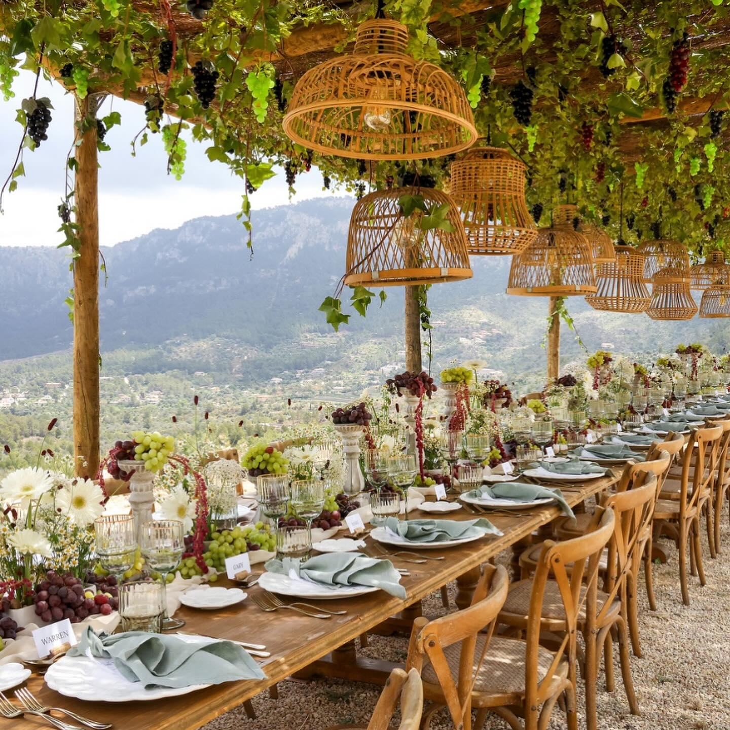 Cheers to wining, dining and celebrating in style🍷 All set against the stunning views of Son Bunyola, Mallorca!
Planning: @daisyamodioevents
Photography: @theysaidyesphotos
Venue: @sonbunyola
Flowers & production: @bombillas_y_flores
Sound: @panela.productions