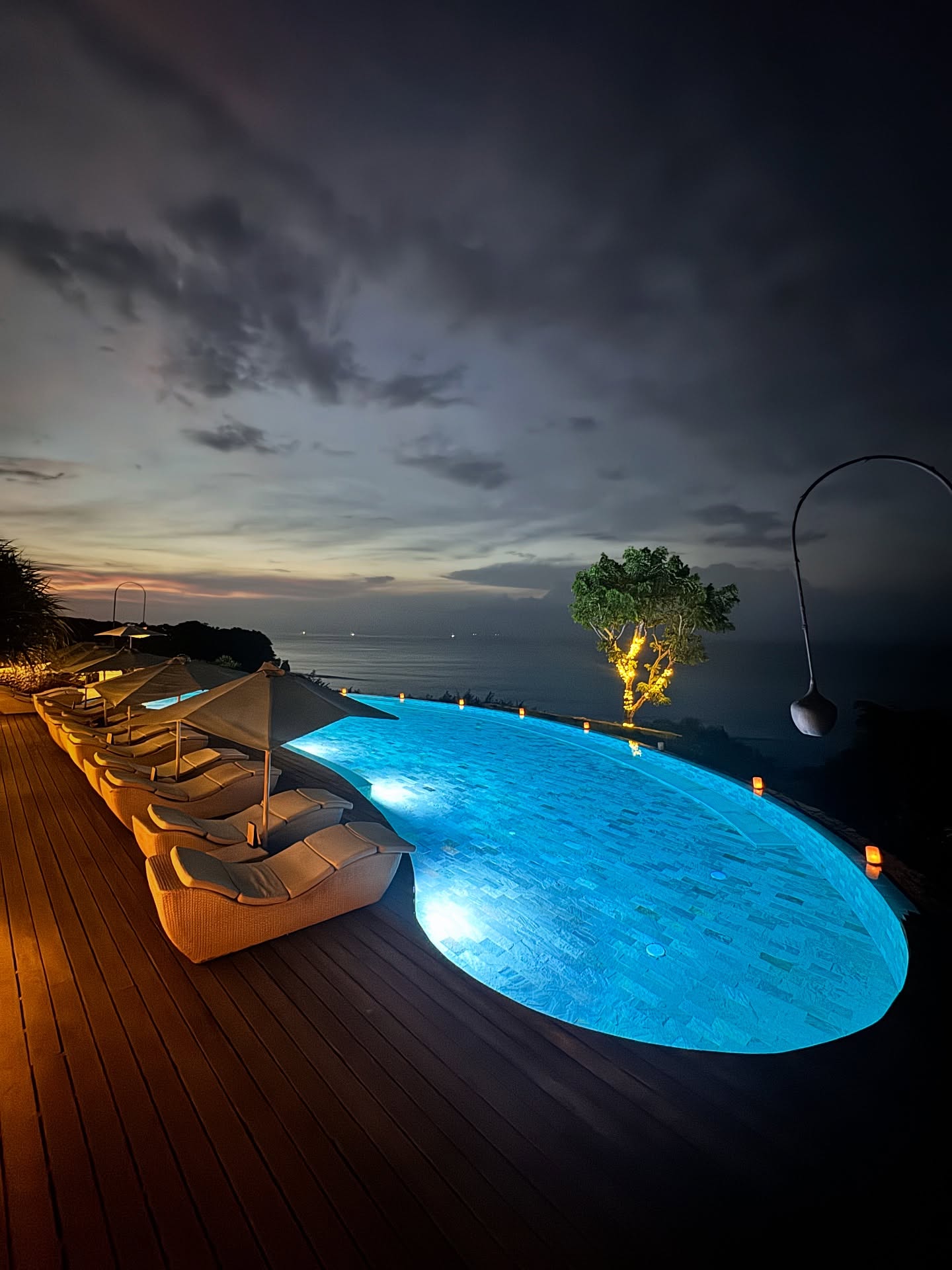 Uluwatu is the perfect blend of wild coastal beauty and serene luxury. From hidden coves and golden beaches like Padang Padang & Dreamland, to world-class resorts perched on the edge of the Indian Ocean, every moment here feels like a scene from paradise. Whether it’s catching a fiery sunset at the temple, lounging by an infinity pool overlooking endless blues, or simply walking barefoot on soft sand, Uluwatu has a way of making time stand still.
#uluwatu #uluwatubali #balivibes🌴☀️ #balivibes #visitbali #wonderfulindonesiaku #islandparadise #balitrip #uluwatubeaches #padangpadang #padangpadangbeach #dreamlandbeach #klivebeachclub #binginbeach #balanganbeach #beachescape #oceanview #cliffsideview #tropicalgetaway #luxurytracel #resortlife #travelgoal #seasideescape #infinitypoolviews