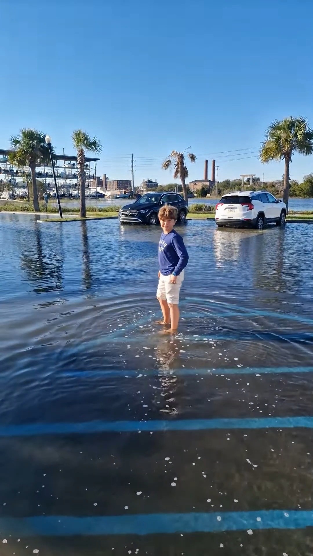 We’ve been through tides before.
We’ve seen beaches disappear and reappear, sometimes revealing the most beautiful surprises.
But we’ve never seen a whole parking lot vanish.
Until Seabreeze Marina, Charleston SC.
So cool. So weird.
.
#SeabreezeMarina #CharlestonSC #FullMoonTide #MarinaLife #SailingFamily #BoatLife #NomadicFamily #FollowThe5un #NatureMagic #OurJourney