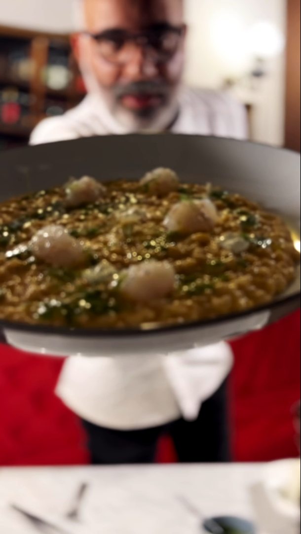 𝑷𝒓𝒆𝒑𝒂𝒓𝒂𝒛𝒊𝒐𝒏𝒆 𝒅𝒊 𝒖𝒏 𝒒𝒖𝒂𝒔𝒊 𝒓𝒊𝒔𝒐𝒕𝒕𝒐 𝒂𝒍𝒍𝒂 𝒄𝒓𝒆𝒎𝒂 𝒅𝒊 𝒔𝒄𝒂𝒎𝒑𝒊
𝐿𝑜 𝐶ℎ𝑒𝑓 𝐹𝑟𝑎𝑛𝑐𝑒𝑠𝑐𝑜 𝑆𝑝𝑒𝑟𝑎𝑛𝑑𝑒𝑜 𝑣𝑖 𝑎𝑠𝑝𝑒𝑡𝑡𝑎 𝑐𝑜𝑛 𝑢𝑛 𝑝𝑖𝑎𝑡𝑡𝑜 𝑠𝑡𝑟𝑎𝑜𝑟𝑑𝑖𝑛𝑎𝑟𝑖𝑜: 𝑖𝑙 "𝑄𝑢𝑎𝑠𝑖 𝑟𝑖𝑠𝑜𝑡𝑡𝑜 𝑎𝑙𝑙𝑎 𝑐𝑟𝑒𝑚𝑎 𝑑𝑖 𝑠𝑐𝑎𝑚𝑝𝑖". 𝐿𝑎 𝑠𝑢𝑎 𝑝𝑎𝑟𝑡𝑖𝑐𝑜𝑙𝑎𝑟𝑖𝑡𝑎̀ 𝑒̀ 𝑙'𝑢𝑡𝑖𝑙𝑖𝑧𝑧𝑜 𝑑𝑖 𝑢𝑛 𝑏𝑢𝑟𝑟𝑜 𝑖𝑛 𝑖𝑛𝑓𝑢𝑠𝑖𝑜𝑛𝑒 𝑛𝑒𝑙𝑙𝑎 𝑆𝑢𝑠𝑖𝑎𝑛𝑒𝑙𝑙𝑎, 𝑢𝑛 𝑝𝑟𝑜𝑑𝑜𝑡𝑡𝑜 𝑑'𝑒𝑐𝑐𝑒𝑙𝑙𝑒𝑛𝑧𝑎 𝑒 𝑝𝑟𝑒𝑠𝑖𝑑𝑖𝑜 𝑆𝑙𝑜𝑤 𝐹𝑜𝑜𝑑 𝑑𝑒𝑙 𝑉𝑖𝑡𝑒𝑟𝑏𝑒𝑠𝑒.
Questo piatto fa parte del menù dell'evento "Venerdì Pesce - Omaggio alla Costa Laziale" che si terrà Venerdì 19 Settembre. Lo stesso piatto sarà disponibile in edizione limitata anche fino al 21 Settembre.
Filmed by @moniqueacl
𝐈𝐧𝐟𝐨 𝐞 𝐏𝐫𝐞𝐧𝐨𝐭𝐚𝐳𝐢𝐨𝐧𝐢
📍 Via Alessandro Volta 36, Testaccio, Roma
📞 06 5741369
🌐 Prenota ora: Link in BIO!
#MastroGiorgio #CucinaRomana #Testaccio #RomaRistoranti #FoodieRoma #SaporiAutentici #TradizioneEInnovazione #Risotto #SlowFood #OmaggioAllaCostaLaziale #ChefSperandea #ReelItalia