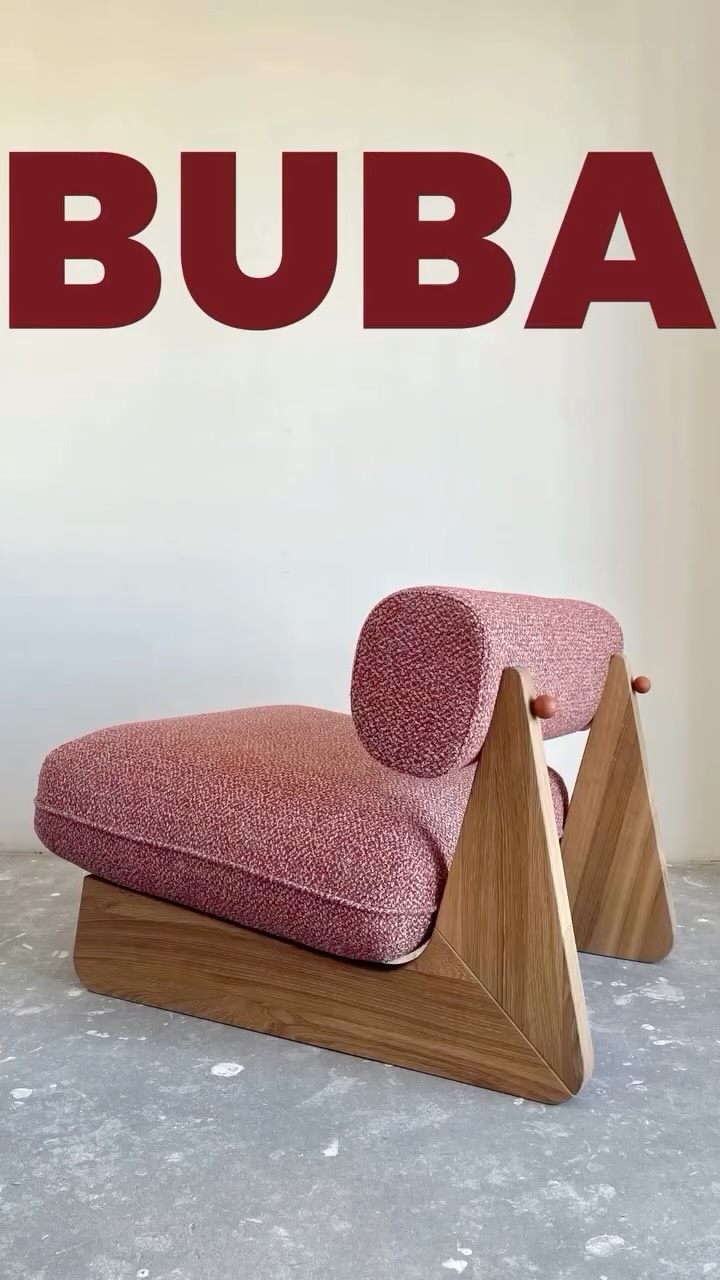 Fotel BUBA @coto_kids
Konstrukcja wykonana z certyfikowanego drewna dębowego pierwszej klasy 🪵 - solidna, a jednocześnie pełna lekkości. Oparta na dwóch płozach, które nadają meblowi stabilność i dynamikę.
Na tym fundamencie spoczywa mięsista tapicerka z ukrytym mocowaniem, która zaprasza do odpoczynku. Detal w postaci drewnianych kulek nie tylko zdobi, ale też odpowiada za sensoryczne doznania.
👉 Brak podłokietników to przemyślany zabieg - maluchy mogą swobodnie wdrapywać się na fotel z każdej strony.
👉 Obłe krawędzie dbają o bezpieczeństwo użytkowników.
👉 Gra faktur - od gładkiego drewna po strukturalną tkaninę - sprawia, że fotel jest tak samo przyjemny w dotyku, jak i w odbiorze wizualnym.
To mebel, który łączy funkcjonalność, bezpieczeństwo i estetykę. 💫
Projekt i sprzedaż @coto_kids
Za produkcję drewnianych elementów odpowiada @tammroom 👏🏻
#slowdesign #naturalnewnętrza #mebledladzieci #montessoriathome #naturalnemateriały #mebledrewniane