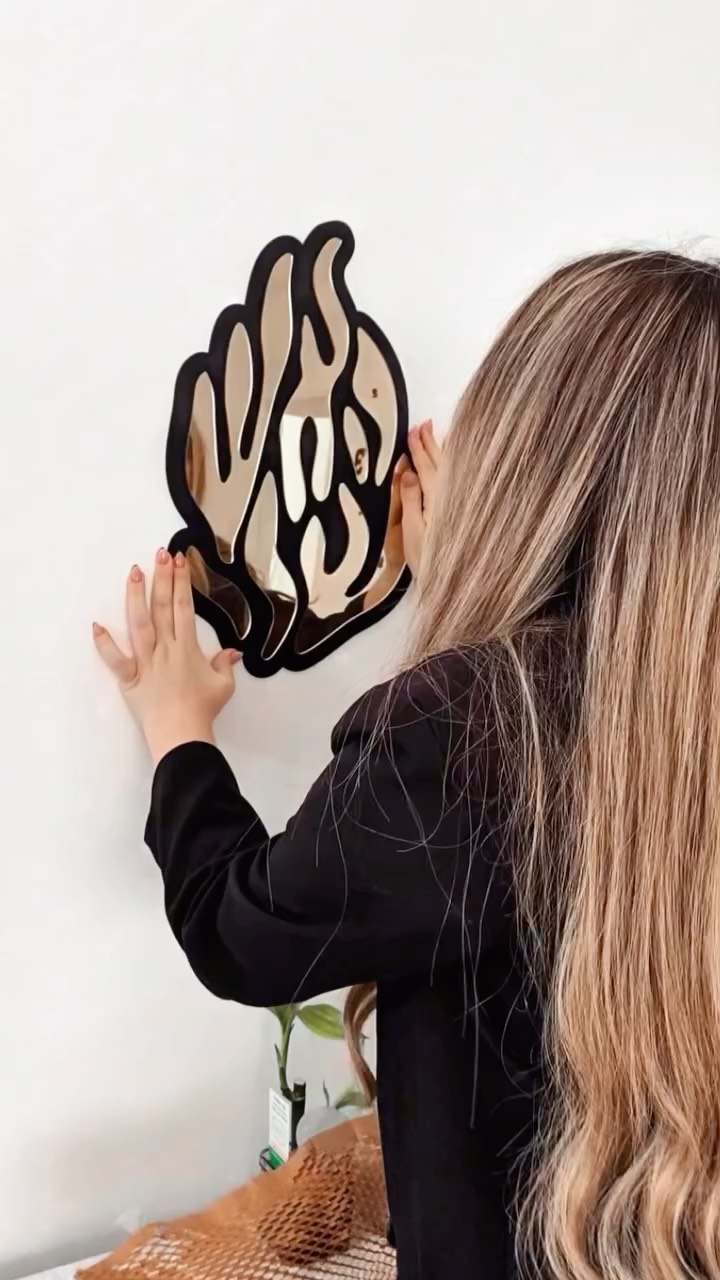 תכירו את המוצר החדש שלנו - האש שלי 🌟🔥
מגיע בפרספקט דו-שכבתי בשילוב גווני שחור זהב מראה
התקנה קלה ופשוטה עם דבק דו צדדי מאחור
יוצר מראה קלאסי ומושלם לבית 🖤
#עיצובפניםוהוםסטיילנג #עיצובהבית #יהדות #האששליתוקדעדביאתהמשיח🔥 #ברכה #עיצוב #חיתוךבלייזר