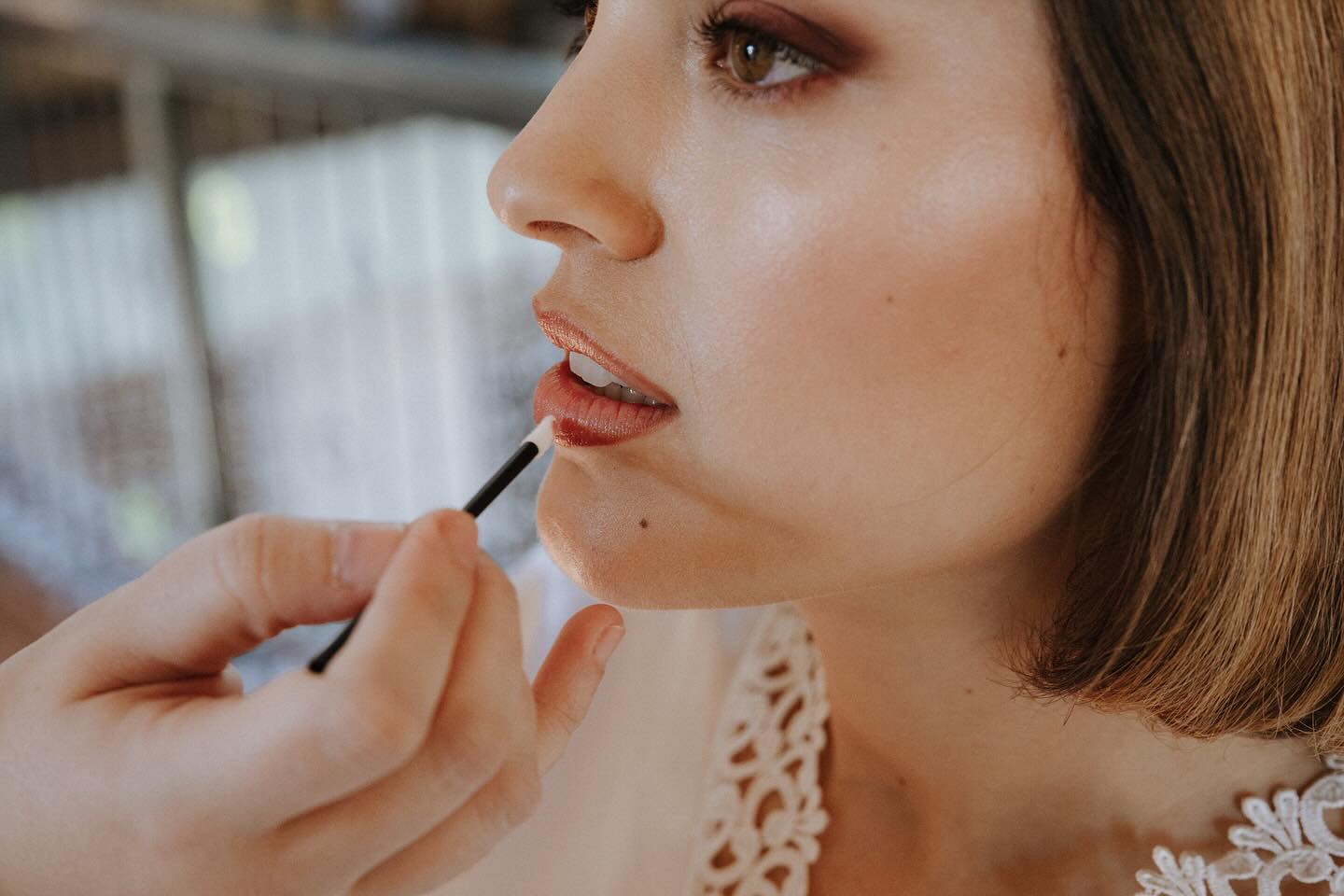 Recuerdos de la boda de Laura @rarityland ✨ Ella sabe mezclar belleza y originalidad como nadie y fue un placer poder estar con ella en el día de su boda. Aquí tenéis alguna imágenes del momento preparativos.
Fotos de @twoontheroadstudio
#novias #maquillajedenovia #peinadodenovias