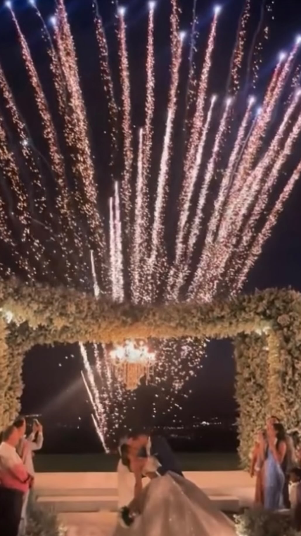 ✨ Un mariage, un ciel qui s’embrase ✨
Offrez à vos invités un moment magique avec nos feux d’artifice 💍🎆
#mariage2026 #weddinginspiration #feuxartifice #evenementiel #PoudreDEclatEvents #weddingfrance