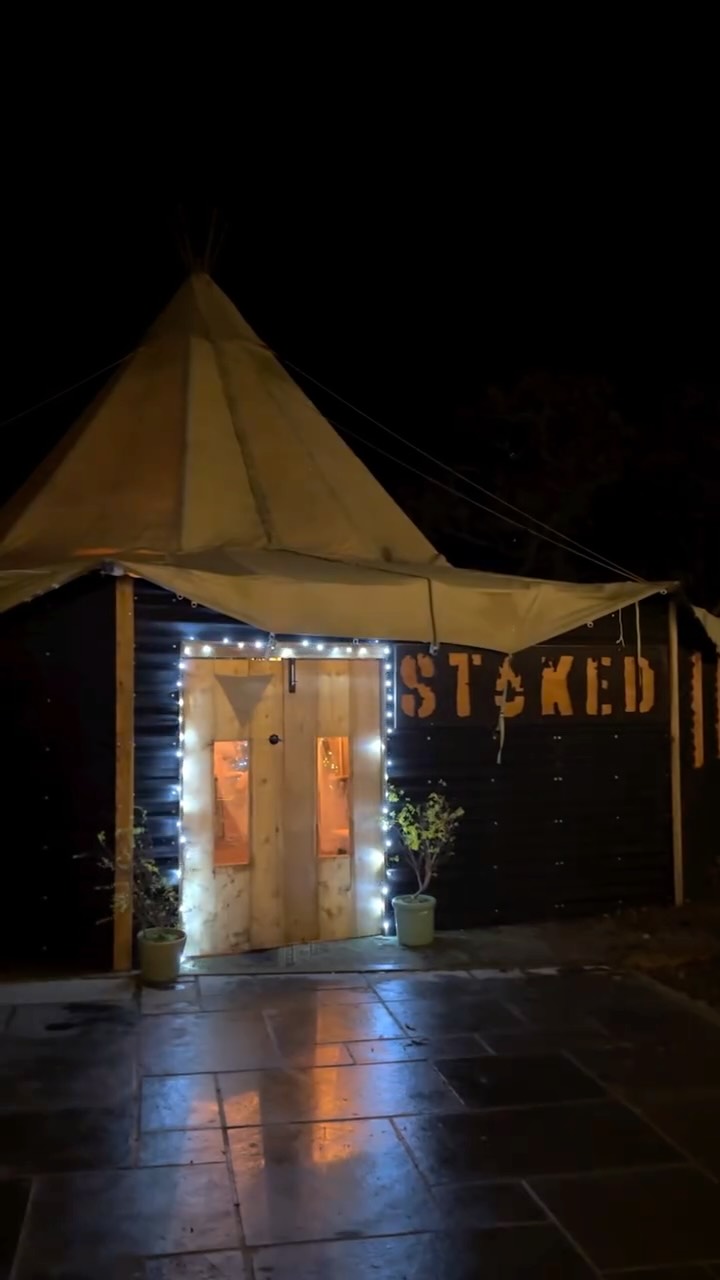 If autumn evenings look like this, count us in. End of September we’ll be cosying up inside one tipi, candles lit, foliage and decor heading in and ALL THE VIBES. Make the most of it, we’re serving until the end of November only!!
•
#pembrokeshire #streetfood #tipis #familyrestaurant #southamerican #foodlover #food #livemusic #bbq #tipis #autumnvibes🍁🍂🍃☀️ #cosy #