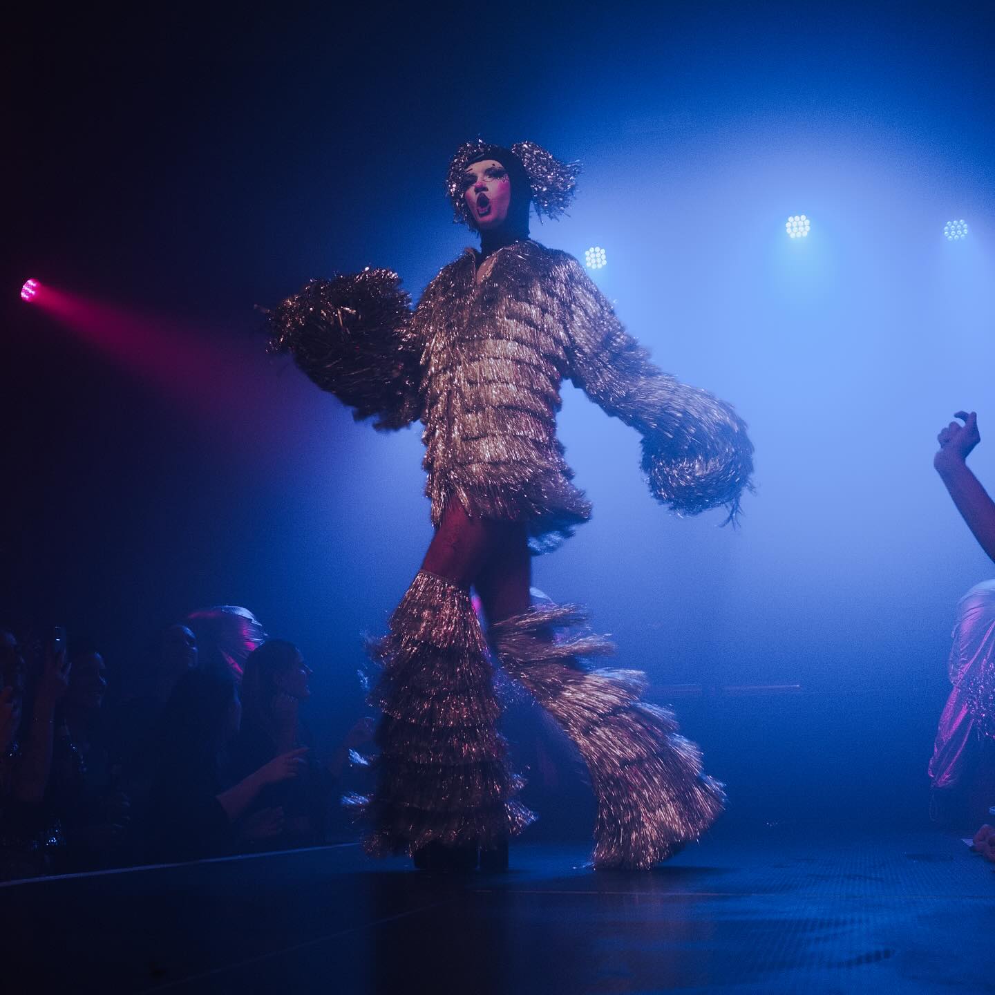 Almost a year after creating this look for @itsmystere I tought I could bring you threw the process of creating it.
So there you go, 40 meters of plastic fringes stitched on a silver lamé, for this super silver carwash cleaner jacket !
Really loved to create this funny project for my drag family !
Can’t wait to show you more of the new look I made for our lovely S1 winner of Bitch Idol (@crownmeb.tch_lipsync )
Pictures 1/2/3 : @les__nouilles