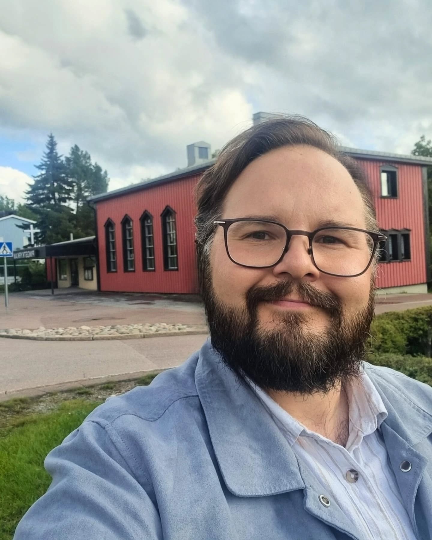 Idag fick jag besöka Fagersta Pingstkyrka, och predika om vårt gemensamma uppdrag: att göra Guds Ord tillgängligt för människor 📖✨.
Hebr 4:12 säger: "Guds ord är levande och verksamt…".
1. Våra liv förändras av Ordet (Apg 2:37)
2. Våra liv blomstrar av Ordet (Ps 1)
3. Våra liv bevaras & styrks av Ordet (Jes 40:8)
Än idag saknar många folk Bibeln på sitt eget språk. Därför är bibelöversättning så viktigt, så att alla får möjlighet att möta Jesus genom Ordet 🌍.
#fagerstapingst #gudsord #bibelöversättning @ifbsverige