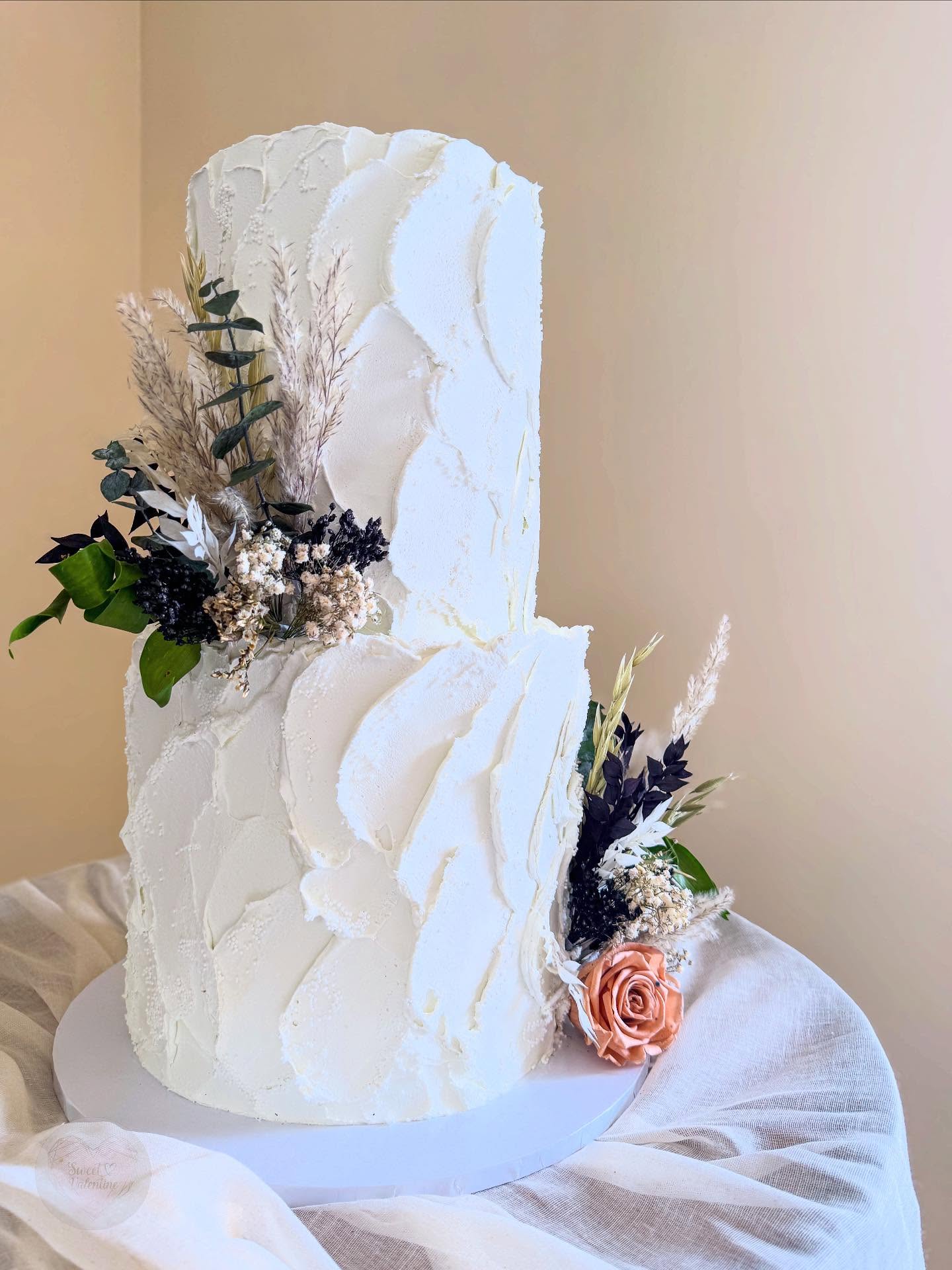 🤍 Wedding day 🤍
Huge congratulations to E&C who married at the beautiful @newhousefarmuk
Dried flowers @driedwildflorist
.
.
#cakedecorating #cakestyle #cakeart #buttercream #leeds #westyorkshire #leedsbaker #weddingcakesideas #weddingcake #weddingcakedesign #bespokeweddingcakes #weddingcakeinspiration #prettyweddingcakes #texturecake #uniqueweddingcakes #weddingcakeinspo #whiteweddingcake #whitecake #texturedcake #prettywedding #weddingcakes #ediblelacecake