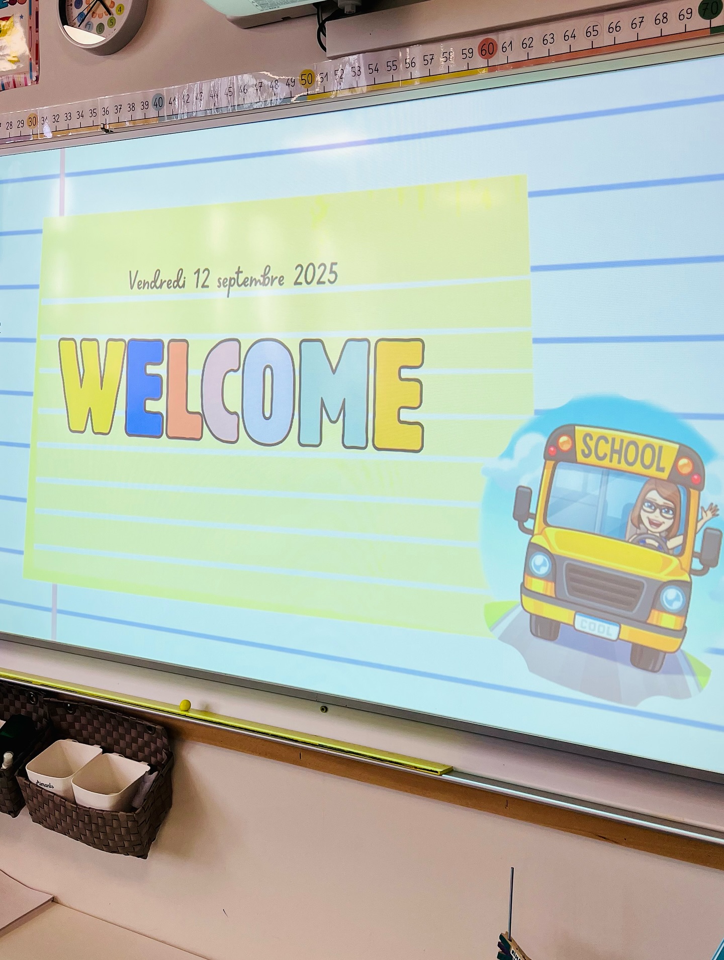 R•E•U•N•I•O•N
▶️ Et vous, vous aimez les réunions de parents ?
Cette année j’ai décidé de faire ma réunion de rentrée un peu différemment en incluant mes élèves. J’ai pris parmi mes 8 anciens CM1 devenus CM2 les 5 volontaires pour faire découvrir la classe aux parents.
J’avais discuté avec Valentin de @tetaclasses qui lui aussi fait sa réunion d’une manière complètement différente en incluant ses élèves. Mais pour une première j’ai voulu faire soft car je ne savais pas trop ce que ça allait donner.
Je me suis donc inspirée des back to school night que j’ai pu voir chez des enseignantes américaines quand elles reçoivent leurs futurs élèves et leurs parents avant la rentrée pour leur faire découvrir la classe.
J’ai fait 5 ateliers :
- Un pour découvrir la lecture en classe : montrer la bibliothèque, le site rallye lecture, les temps de lecture en classe, le cahier de lecteur etc…
- Un pour montrer ce que l’on fait en classe dehors et la tenue qu’il faut avoir. J’ai sorti les objets que l’on utilise souvent et le cahier de l’an dernier avec toutes les photos prises durant l’année.
- Un pour la voile. Mon élève a expliqué la tenue à avoir, comment se déroulait une séance de voile, ce que l’on apprend.
- Un sur la mythologie grecque. Le rituel quotidien de lecture de l’épisode, l’écriture et la lecture de leurs textes. Il a montré son cahier de mythologie également.
- Un dernier atelier avec une élève qui proposait aux parents d’écrire un petit mot à leur enfant que je distribuerai plus tard. Cette idée je l’ai vue chez @mimiflexi (je crois). Ainsi que des petits papiers de brouillon pour me poser des questions auxquelles je répondrai pendant la réunion.
Cette petite phase a duré environ 25/30 minutes et ensuite j’ai enchaîné avec un diaporama assez court et les questions des parents.
Les parents ont bien aimé et les enfants ont joué leur rôle à fond ! Ils se sont entraînés pendant la journée et je leur avais fait un petit mémo sur un papier en mode to do list pour qu’ils pensent bien à dire tout ce que je voulais qu’ils expliquent.
Bilan : réunion ultra conviviale et j’ai pu parler avec des parents pendant la phase 1.
Bon week-end !
Maitresselili_lh ✨