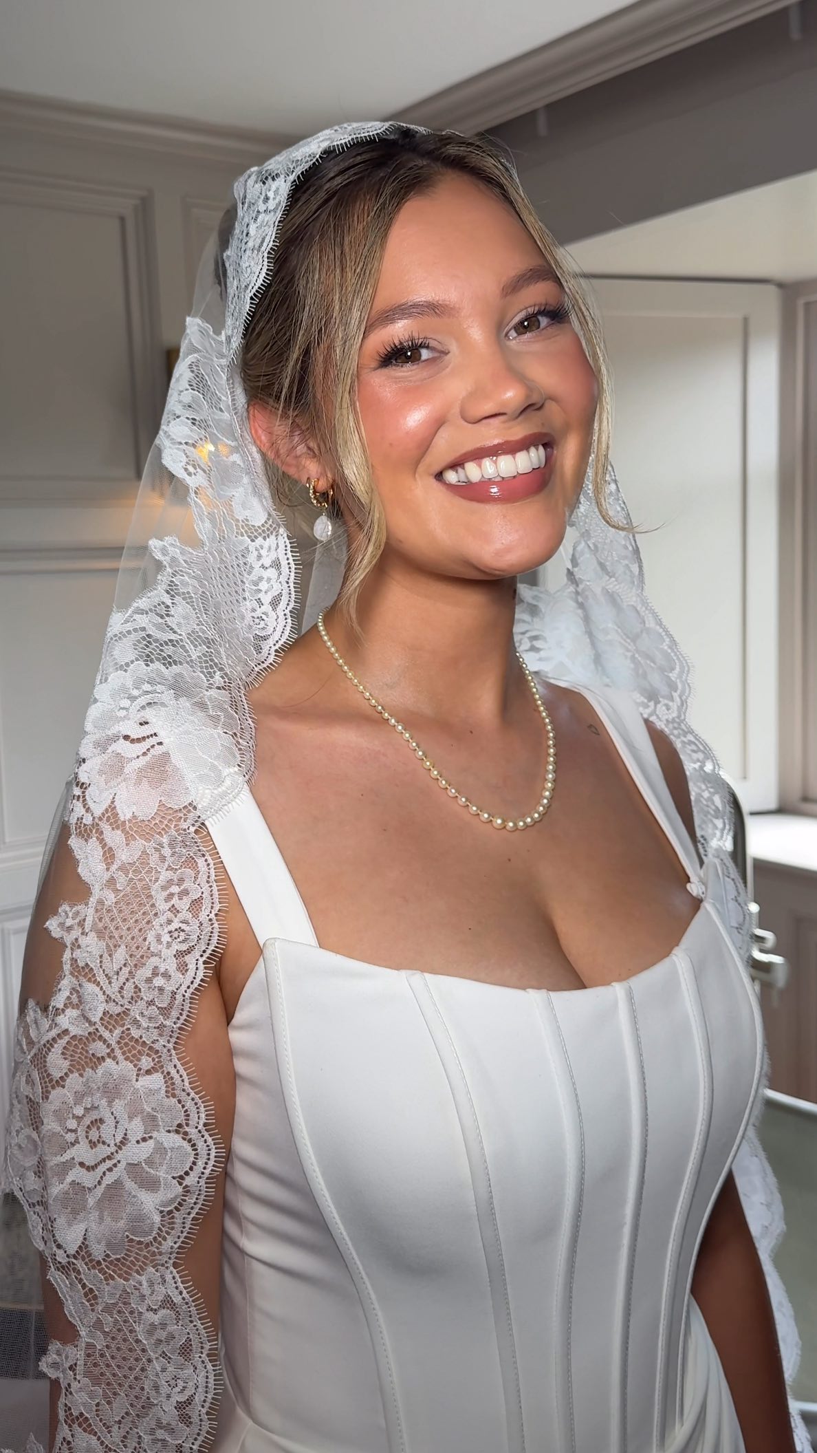 LYNNE🤍
An absolute bridal vision! The most dreamy, glowing and softest glam to compliment Lynnes features and aesthetic ☁️✨
Being a bridal makeup artist is one of the most rewarding jobs when you get to see your brides beaming and radiating pure joy🫶🏻
How beautiful is Lynne’s veil?! It really bought her bridal vision together along with the sweetest most personal touch, her grandmothers pearl necklace 🥹
Hit save if Lynnes glam is your new inspo!! 🤍☁️🫶🏻
Venue: @chapelhouseestate
Hair: @luxe_hair_makeup
✨✨