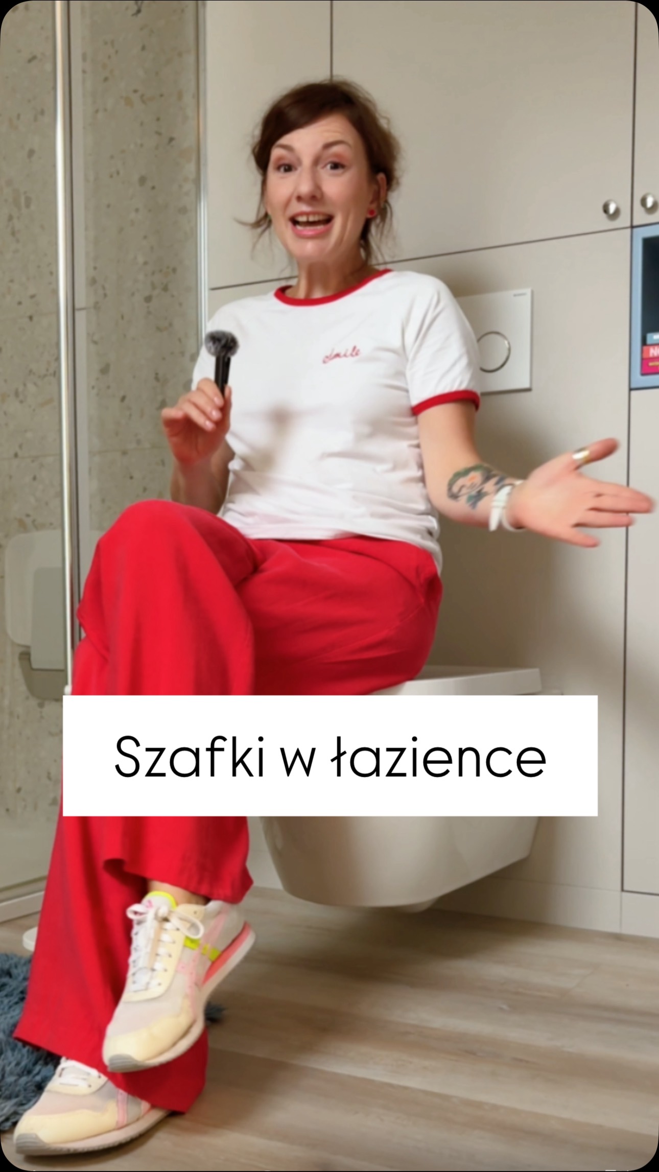 Nie zam łazienki, w której jest dość sprytnych schowków i szafek.
Dlatego często w moich projektach wnętrz zabudowuję przestrzeń nad i obok miski ustępowej. To świetne miejsce na zapasy papieru toaletowego, butelki z chemią gospodarczą, a nawet na szczotkę do toalet. Gładkie fronty szafek są łatwe w utrzymianiu czystości, a brak widocznych uchwytów ogranicza powierzchnię, na której zbierają się zarazki.
Oczywiście szafki nie będą głębokie - wspomniane 20 cm. jednak wystarcza, aby pomieścić wszystko to, co niezbędne w łazience.
#zabudowawc #geberit #szafkiłazienkowe #projektywnętrztoruń #sprytneszafki #tipon #szafkibezuchwytów #wygodnalazienka #przechowywaniewłazience #szafkiwlazience #conadgeberit