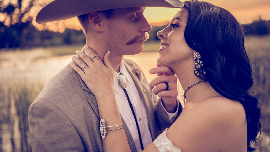 Capture the love and magic between couples! 📸✨ Whether you're planning a wedding or a romantic getaway, these tips will help you create portraits that feel alive and true to their story. Link in Bio! #CouplePhotography #RomanticPortraits #PhotographyTips