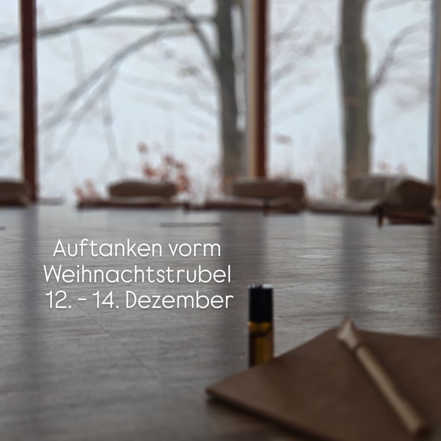 Die für mich persönlich schönste Retreat-Zeit steht vor der Tür.
Der Jahreswechsel, die so große Einladung nach innen zu lauschen, sich zurück zu ziehen.
Komm mit uns ein Wochenende lang in den bayerischen Wald. Der Ort an dem wir schon oft abgetaucht sind, der sich wie 'hoam kemma' anfühlt.
Der Fokus liegt auf der Jahresreflektion & deinem Recharge vor der 'staaden Zeit'
🎄 Auftanken vorm Weihnachtstrubel 🎄
12.- 14. Dezember
@harlachberg.de
Bodenmais, bayerischer Wald
🧘🏼♀️Was dich auf der Matte erwartet?
Vinyasa Yoga | Yin Yoga | Yoga Nidra | Meditation | Pranayama
☕️Was gibt's abseits der Yogapraxis?
Workbook & Journaling | Zeit für Dich (lesen, Napping, ..) |Wandermöglichkeiten | homemade Essen
📍Wo sind wir?
Du schläfst entweder entspannt im EZ | DZ oder verwöhnst dich mit einem Häuschen mit Whirlpool und Sauna.
Der Blick egal wo du bist in die Weite, ins Grüne.
Fragen, Unsicherheiten?
Kommentiere mit 🎄 und ich melde mich mit weiteren Infos (:
~ 4 letzte Plätze ~
Mehr Infos: Link in Bio |
www.christina-bauer.com
Ich freu mich sehr auf Dich, auf die gemütliche, intensive Zeit!
Love, Chrisi
#yogaretreat #yogaretreatdezember #yogagutsalm #yogabayerischerwald #yogaundcoaching #selbstreflexion #auszeit #jahreswechsel #Retreat #yoganidra