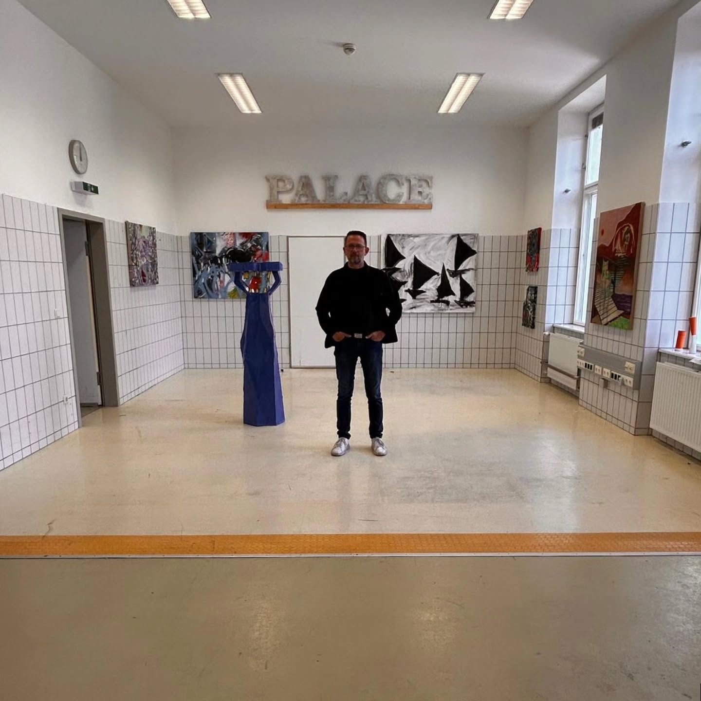 Die Spannung zwischen Kunst und Ort ist bei der @parallelvienna greif und spürbar.