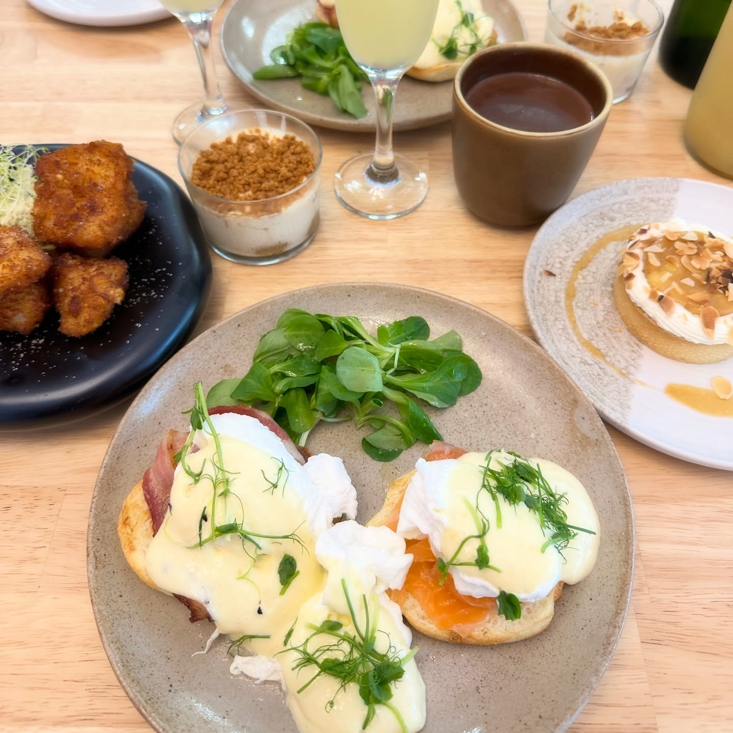 Le brunch 1️⃣ celui qu’on retiendra ! 💝
De Londres à Bourges, c’était la transition parfaite pour le créer, le partager & surtout vous faire découvrir des spécialités d’ici & d’ailleurs. 🧳
Ça fait des mois, que l’on veut que tout soit parfait pour lancer nos brunchs à notre façon chez nous, c’est chose faites. ✅
Voici un carrousel de photos & vidéos pour vous montrer les backstages de ce menu que vous avez savouré hier 😋.
On aura pas attendu la fin des placards, des petites finitions invisibles pour le faire ce brunch! Mais on note le tapis & le porte parapluie qui doivent arriver pour les jours de pluie 🧑🔧☔️
On a adoré partager ce moment gourmand ensemble & on a déjà hâte de programmer le prochain!! 🤪
Merci à nos copilotes entrepreneures @barologie.bourges @artisane_sandwicheriefine @lesdelicesdemarion @daphnee.gagnage.autrice pour le soutien & votre présence ! 🥰
& merci à toutes & tous d’avoir poussé la porte pour la première fois. On voulait faire un service, on en a fait 1 & 1/2 donc que peut-on espérer de plus?
Vous revoir & vous régaler à nouveau ! 🤩
Alors qui viendra pour l’épisode 2 des brunchs chez @sweet_and_salted ? 🤗
#brunchtime #sweetandsaltedbourges #yummy #fromlondontobourges #englishbrunch #frenchchef #hellobourges #foodlover #bourges2028 #bourgesmaville #brunch1 #worldfood #localfood #love
