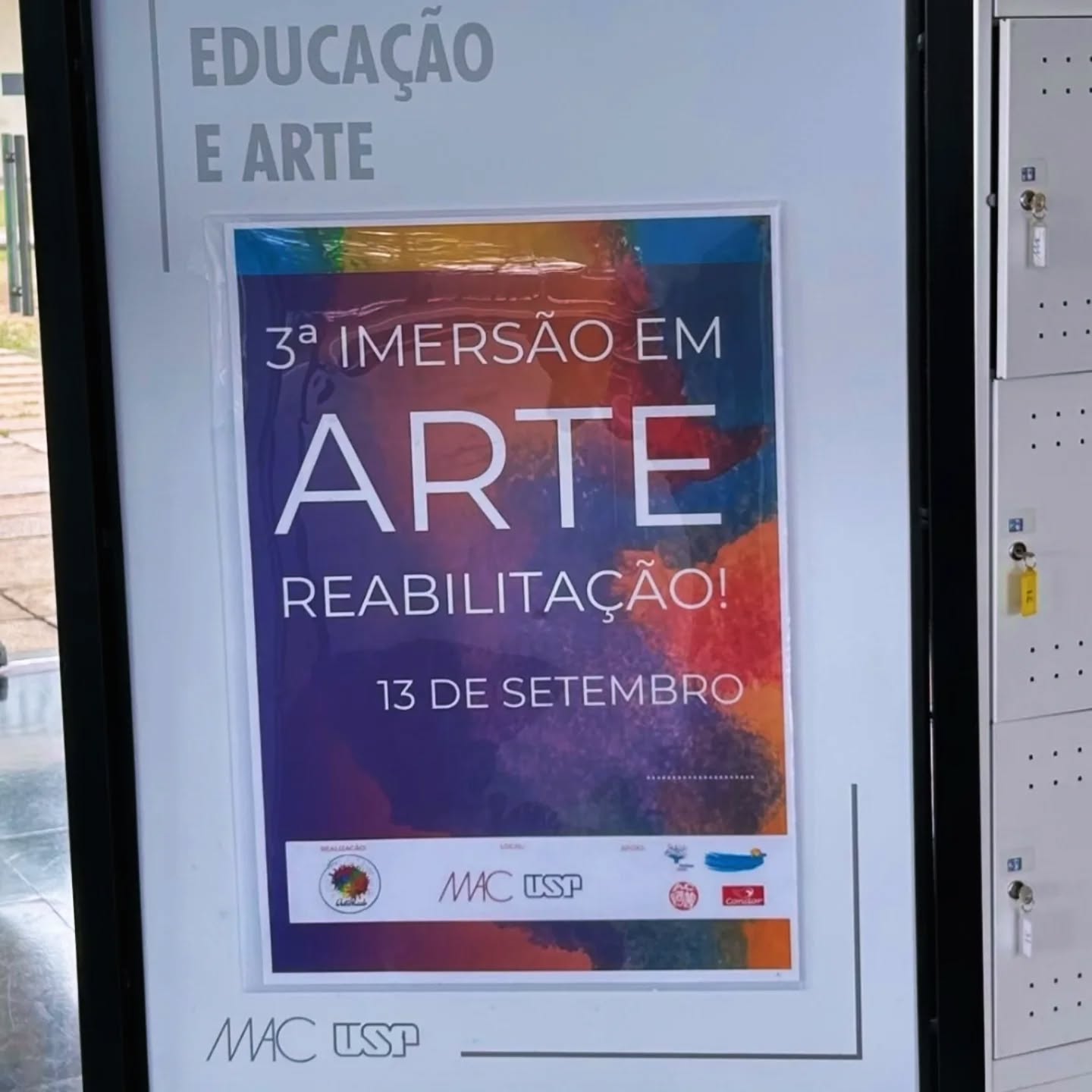 Estamos extremamente orgulhosos em anunciar nossa participação na 3° Imersão em Arte Reabilitação, um evento inovador que aconteceu no Museu de Arte Contemporânea da Universidade de São Paulo-Brasil (MAC USP).
Nossa contribuição se deu no promissor campo da Arte Reabilitação, uma disciplina de vanguarda que utiliza a arte não apenas como uma forma de expressão, mas como uma ferramenta científica para a reabilitação.
É a fusão da criatividade com a pesquisa, mostrando como a arte tem o poder de impactar diretamente reabilitação, o bem-estar e a recuperação de um indivíduo.
A base científica da Arte Reabilitação se apoia em estudos neurológicos e psicológicos que demonstram como o processo criativo estimula a neuroplasticidade, a capacidade do cérebro de se reorganizar e formar novas conexões. Através da prática artística, podemos observar melhorias significativas em aspectos como a coordenação motora, a memória e a capacidade de resolução de problemas, além de ser um canal para a redução do estresse e a expressão de emoções complexas.
Nosso projeto de Inclusão Criativa sempre acreditou e trabalhou nesse sentido. Para nós, foi uma honra participar diretamente deste evento, compartilhando e aprendendo com pessoas tão importantes que também acreditam no poder transformador da Arte. Para nós tudo isso aponta para o futuro da Inclusão, do Desenvolvimento Humano, da Educação e da Ciência. We are the future!!😃💪🎨
Agradecemos a todos os envolvidos por nos permitirem fazer parte desse projeto tão importante e por mostrar ao mundo o vasto potencial da arte para curar e transformar, em especial ao @artereab_oficial e à @taniafreire_artereab , que sempre tem lutado, pesquisado e divulgado por essa causa tão linda!!♡
#inclusaocriativa #artereabilitação #arte #inclusão
