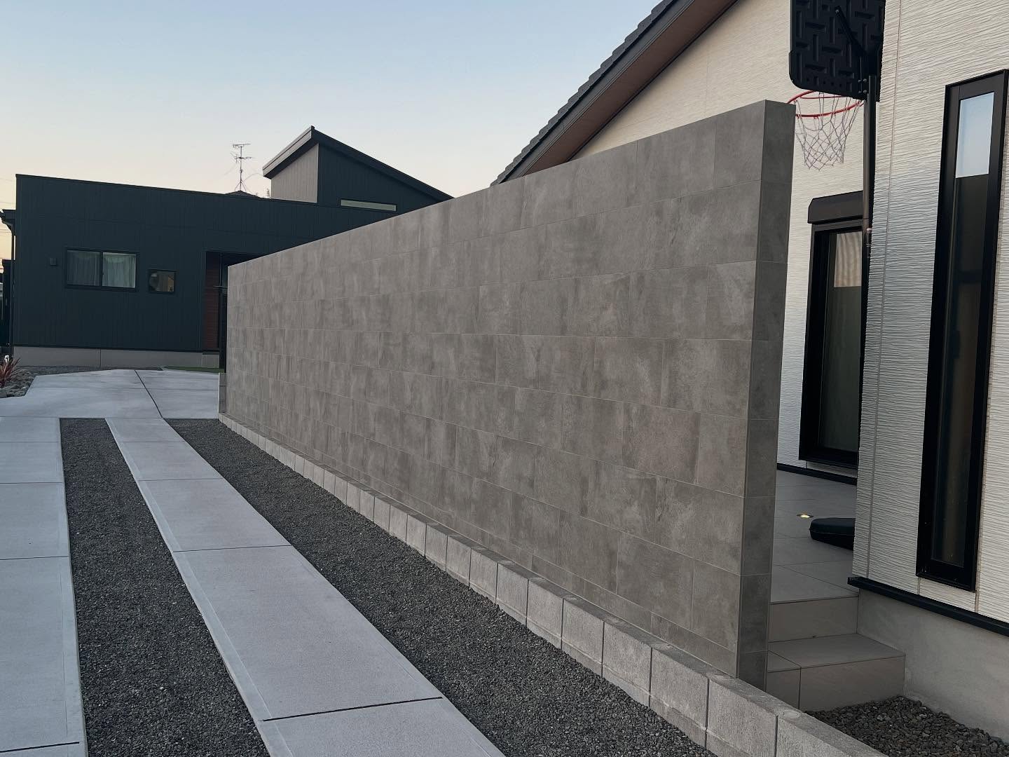 〜新時代への架け橋へ〜
【グランドアートウォール工事】
都城市でグランドアートウォール工事を施工させていただきました☺️隣地の旗竿の駐車場からの視界をシャットアウト‼️仕上げはタカショーのセラレバンテ(グレー)仕上げ🫡重厚感が出て存在感をアピールさせていただきました☺️この度は弊社にご依頼いただきましてありがとうございました🤲
【会社概要】
【本社】
株式会社 蒼天産業
鹿児島県霧島市国分広瀬3-31-7
TEL:0995-73-3523
FAX:0995-73-3527
MAIL:soutensangyo@wine.ne.jp
URL:https://soutensangyo.jp
【Ground Art wall 鹿児島認定施工店】
【ROLLER STONE 鹿児島認定施工店】
※各種リフォームローンあります
お気軽にご相談ください
【鹿児島営業所】
鹿児島県鹿児島市川上町1964-3
TEL:099-813-7269
FAX:099-813-7269
【ご案内】
現場が多忙の為、従業員、
アルバイト、協力業者様募集中
各種保険完備、作業服支給
〈作業内容〉
解体工事、ハツリ工事、土木工事、
外構工事、軽作業
気になる方はDM又は弊社にご連絡頂けたら有り難いです。
【グランドアートウォール】
『YouTube ガウチャンネル』
グランドアートウォールの施工紹介など配信中!プロフィールURLからYouTubeご覧頂けます。
『資料請求・見積り無料でご対応』
プロフィールURLから資料請求お申し込み頂けます。お気軽にお問い合わせ、ご相談下さい。
#グランドアートウォール
#グランドアートウォールsg
#グランドアートウォールネオ
#グランドアートプール
#ガウナ
#埋め込み式ポスト
#塀
#目隠し塀
#シャッターゲート
#梁ゲート
#くぐり門
#プライベート空間
#クローズ外構
#外構に新しい提案を
#世界に一つだけの外構
#高さのある塀
#高さが出せる塀
#重厚感
#おしゃれ
#既存ブロックの上から施工
#家族だけの時間
#1cm単位
#自由自在
#防音効果