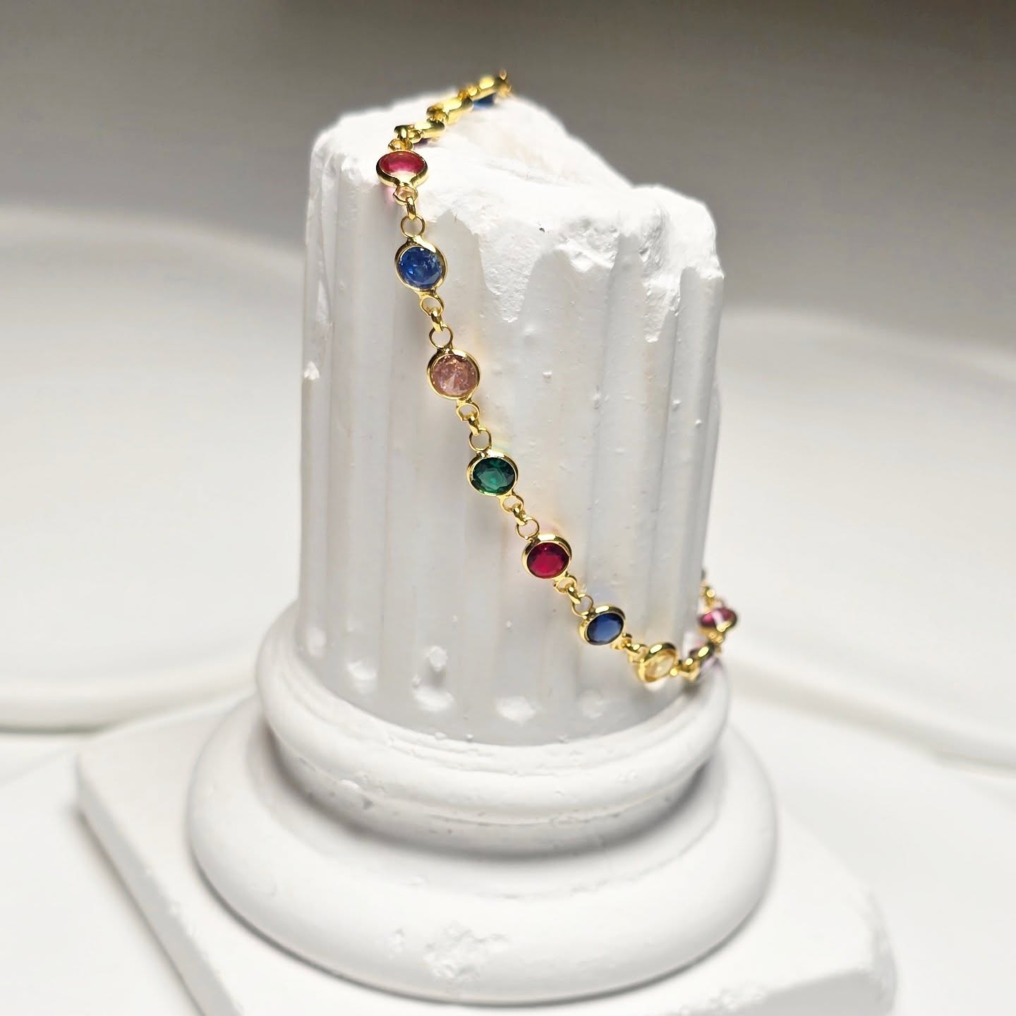 Rainbow 🌈 Armband
Länge: 15 cm plus 3 cm
Material: Sterling Silver 925 | 14 Karat vergoldet
Steine: Farbige Zirkonia
Verschluss: Karabiner mit Verlängerung
Dieses zarte Armband mit funkelnden, bunten Zirkonia ist ein echter Hingucker! 🌈 Ob solo getragen oder kombiniert mit anderen Armbändern – es verleiht deinem Look sofort Leichtigkeit und gute Laune.
#machic #silberschmuck #silver #jewelry #925silver #vergoldet #schweiz #necklace #goldjewellery #snake #halskette #kreation #jewellery #jewelry #machic #armkette #armband #schweiz #zürich #einzelstück #silberschmuck #schmuck #versand #bracelet #antiallergisch #silver #silber #925silver #charm #deutschland #edelsteine #paperclipchain