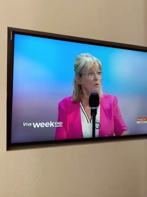 🙏 Thank you to VivaCité RTBF(Radio Television Belge Francophone)
🎙️ This morning on the TV & radio Vivacité RTBF, María Kockmann was the guest of Sylvie Honoré in Viva Week end to talk about the Brussels Tea Festival®.
📺 The festival was highlighted on radio & television.
🍵 From the airwaves to the screen, tea travels… before settling into your cup on September 28 at Flagey.
🗓️ Sunday, September 28, 2025
🕙 10 am – 6 pm
🏛️ Flagey, Brussels
🎟️ Tickets & info in bio
—-
🙏 Merci à VivaCité RTBF
🎙️ Ce matin María Kockmann était l’invitée de Sylvie Honoré de Viva Week end pour parler du Brussels Tea Festival®.
📺 Le festival a également eu droit à un bel éclairage à la télévision et à la radio.
🍵 Le thé voyage ainsi des ondes aux écrans… avant de se déposer dans vos tasses, le 28 septembre à Flagey.
🗓️ Dimanche 28 septembre 2025
🕙 10h à 18h
🏛️ Flagey, Bruxelles
🎟️ Billets & infos en bio
#BrusselsTeaFestival #BTF2025 #RTBF #VivaCité #Flagey #Bruxelles #TeaCulture