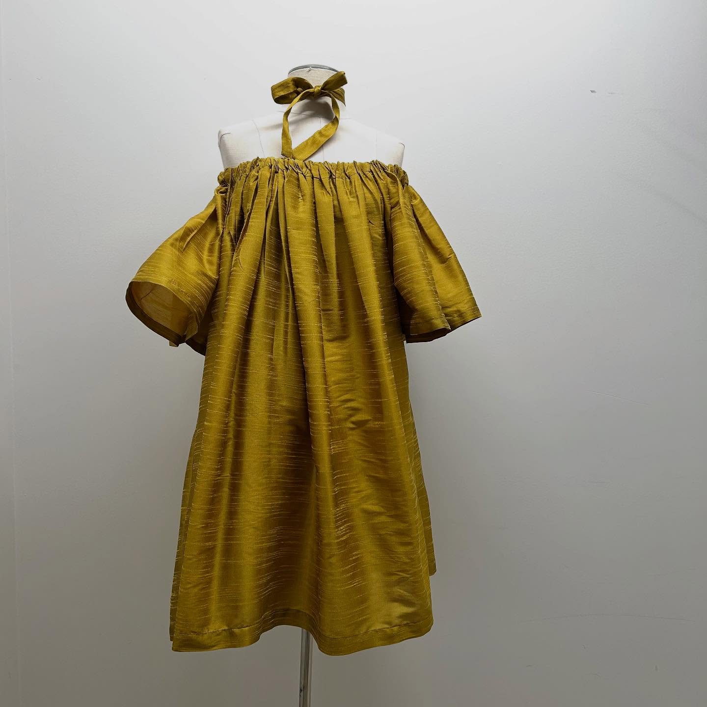 Golden silk dress
“Connell”
One size
Easy fit