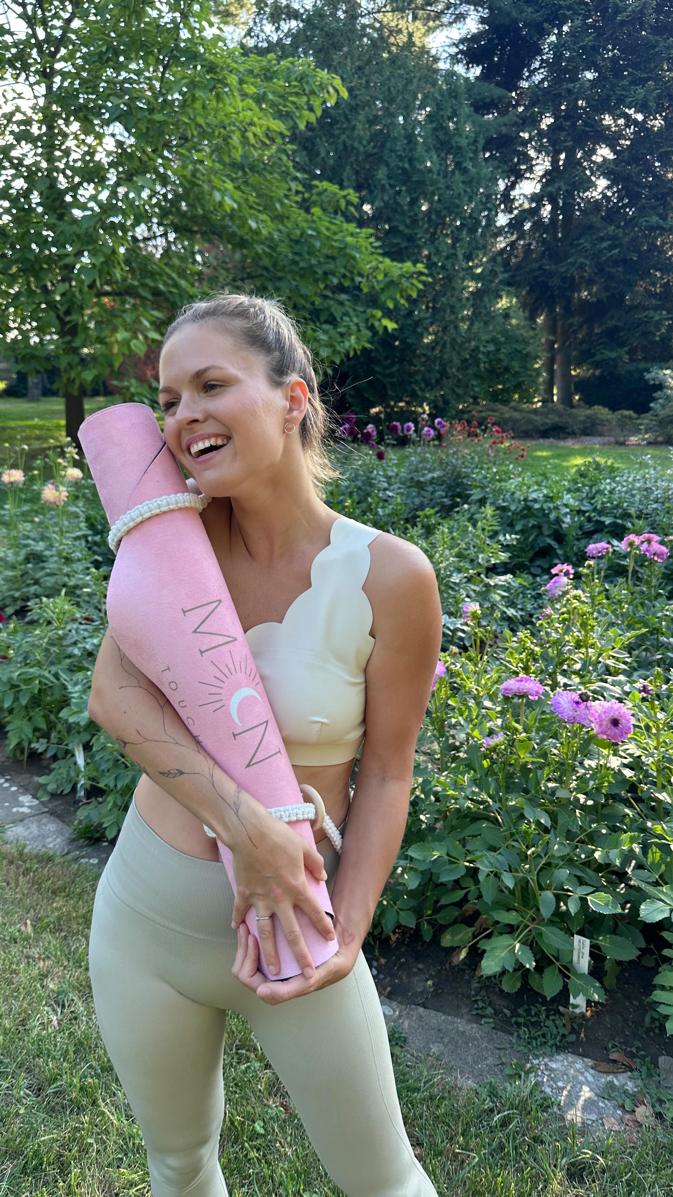 Zapište si do kalendáře -> 21.září 2025 představíme jogamatku s názvem ~Blush~.
Elegance a pohodlí pro vaší jógovou praxi v jednom. 🧘🏻♀️
Nezapomeň sledovat náš profil. 🌙
#moontouchmatty #joga #novinky #jogovapodlozka