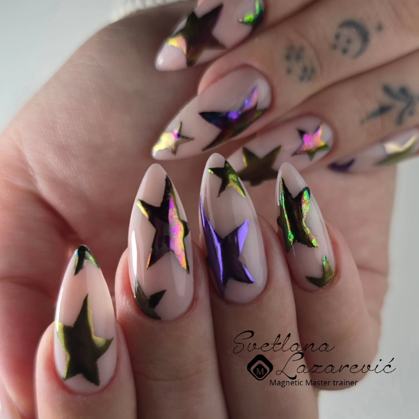 ⭐️✨️A little reminder to always shine, no matter what!✨️⭐️
All products used from @magneticnaildesign
#magneticfamily #starsnails #starseverywhere #NailArt #nailacademy #nailsbern