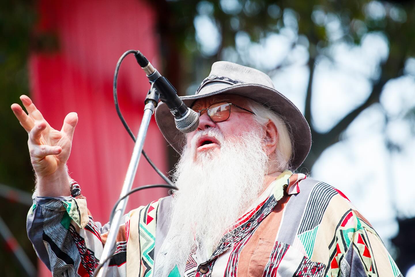 Adios a @hermetopascoal .
Tuve la sorpresa de descubrirlo un 13 de octubre de 2014 en tecnópolis y hacer estas fotos, no sabia quien era y me dejo boquiabierto, hay músicos que son excelentes, virtuosos o brillantes, Hermeto era otra cosa, un marciano de un planeta donde solo se respira música.