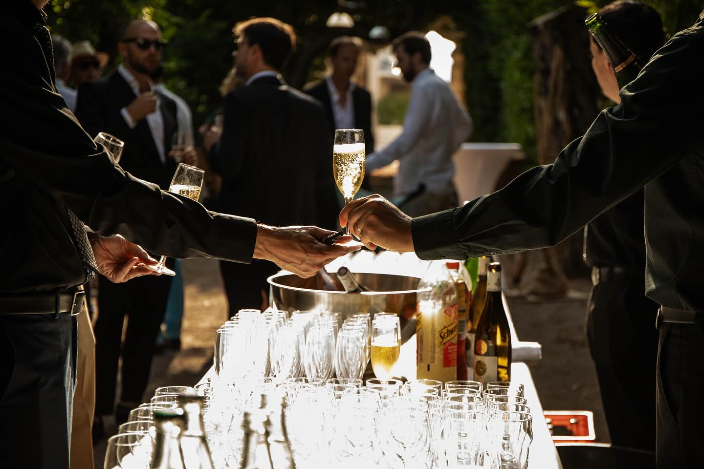 Un geste, une lumière, un détail qui raconte la fête ☀️
Mariage au @chateaudepizay avec @maisonpignol
#weddingphotography
#weddingphotographer
#documentarywedding
#weddingreportage
#authenticwedding
#storytellingphotography
#photographemariage
#photographemariagelyon
#mariagelyon
#mariagefrance
#frenchwedding
#weddinginfrance
#goldenhourphotography
#weddingdetails