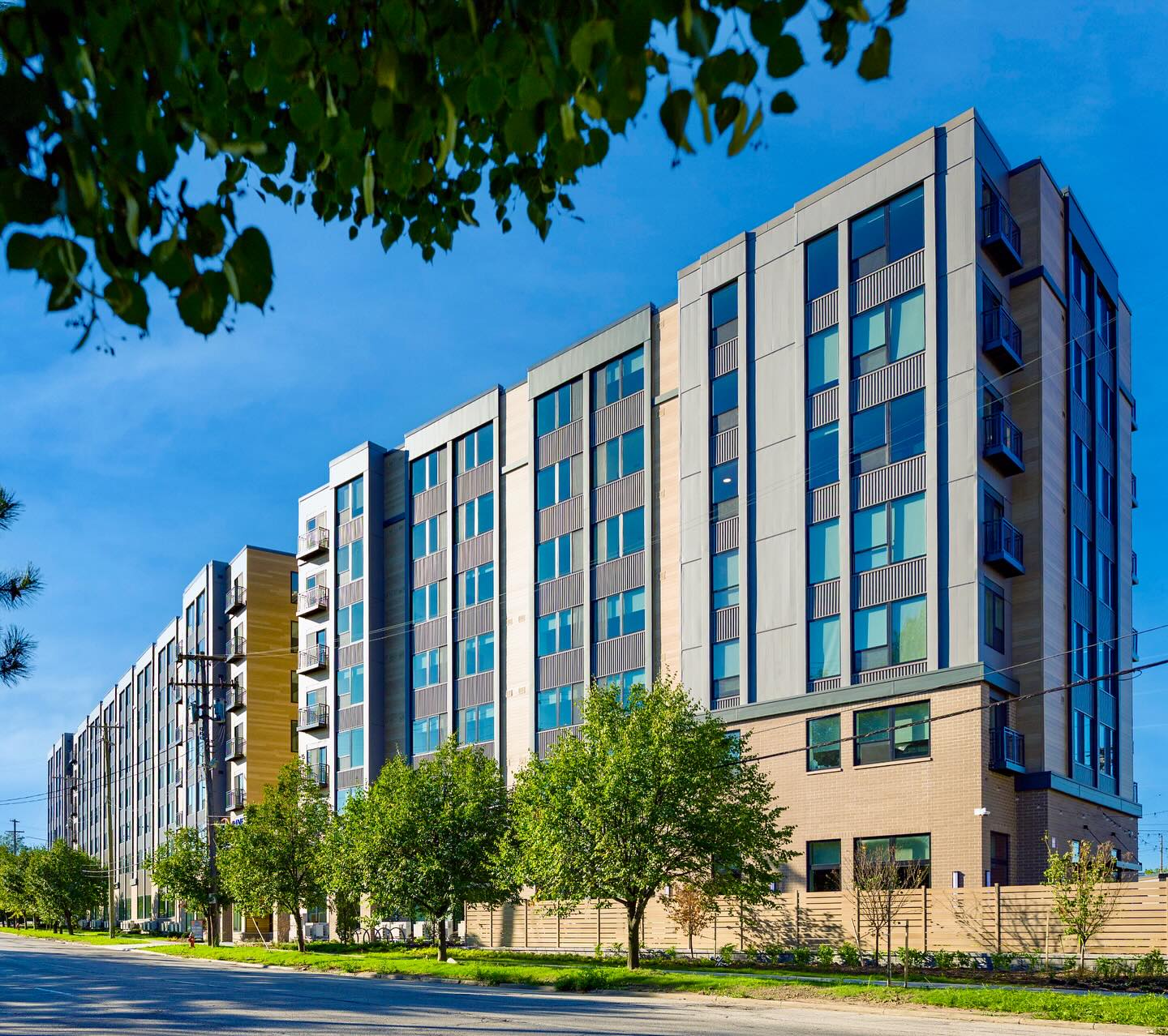 The recently completed Skyline on Stokes is a residential building situated just east of the 105th end of Opportunity Corridor. The site is adjacent to the Cleveland Clinic and Case Western Reserve campuses of Cleveland and includes adjacent Townhome Buildings and a 165,000 SF 7-story High-Density Residential Apartment project with extensive amenity space for building users.
Skyline offers 255 total apartment units with bike storage, patio space, a fire pit, filling area, fitness space, entertainment space and versatile interior & exterior lounge spaces.
Another great project with a great team - ACRE & @ldaarchitecture