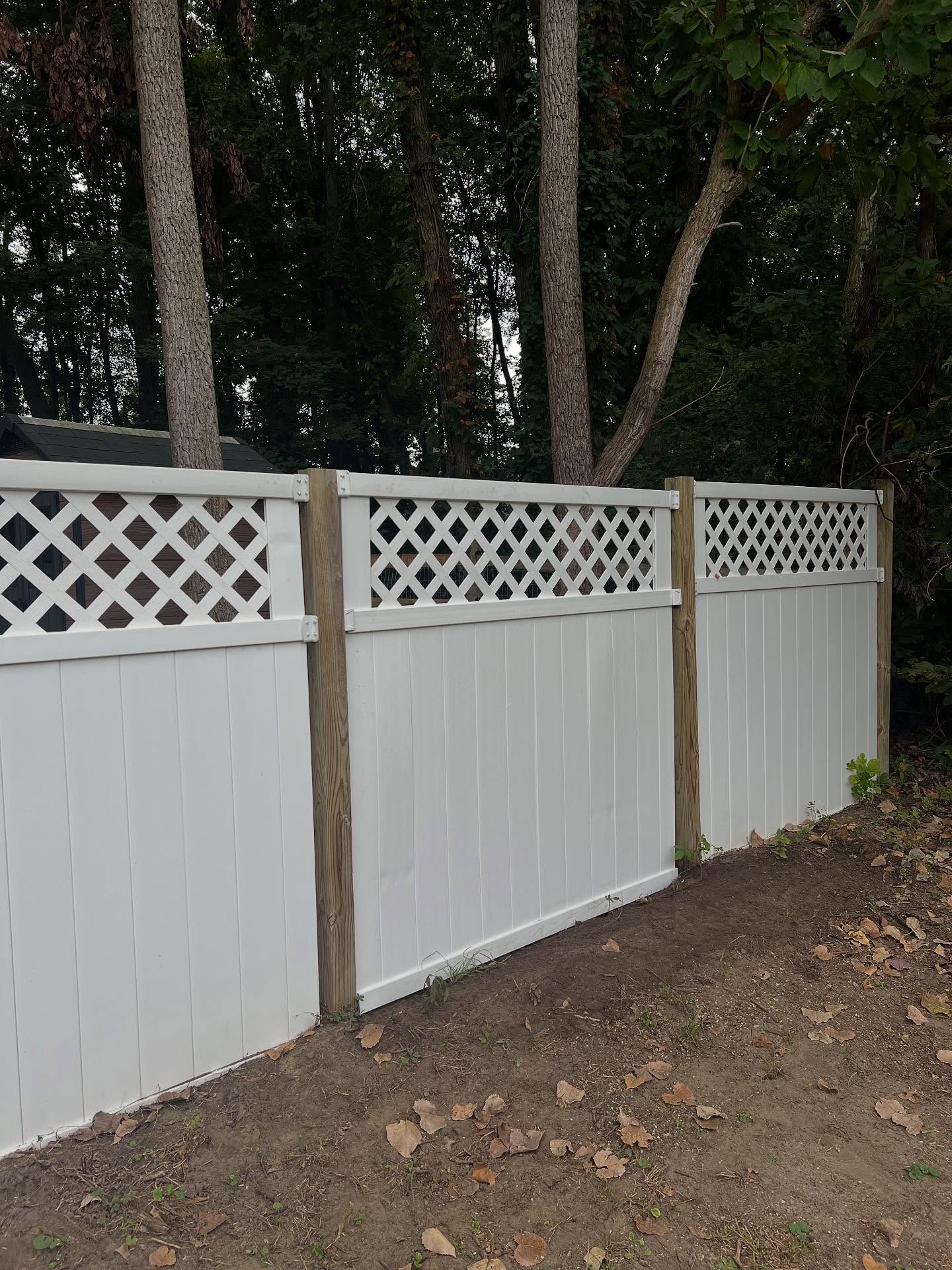 Split rail and vinyl fence repairs complete‼️
Temperence, MI 📍
#edenspropertyservices #temperencemichigan #fenceinstallation #fencebuilder #fencerepair