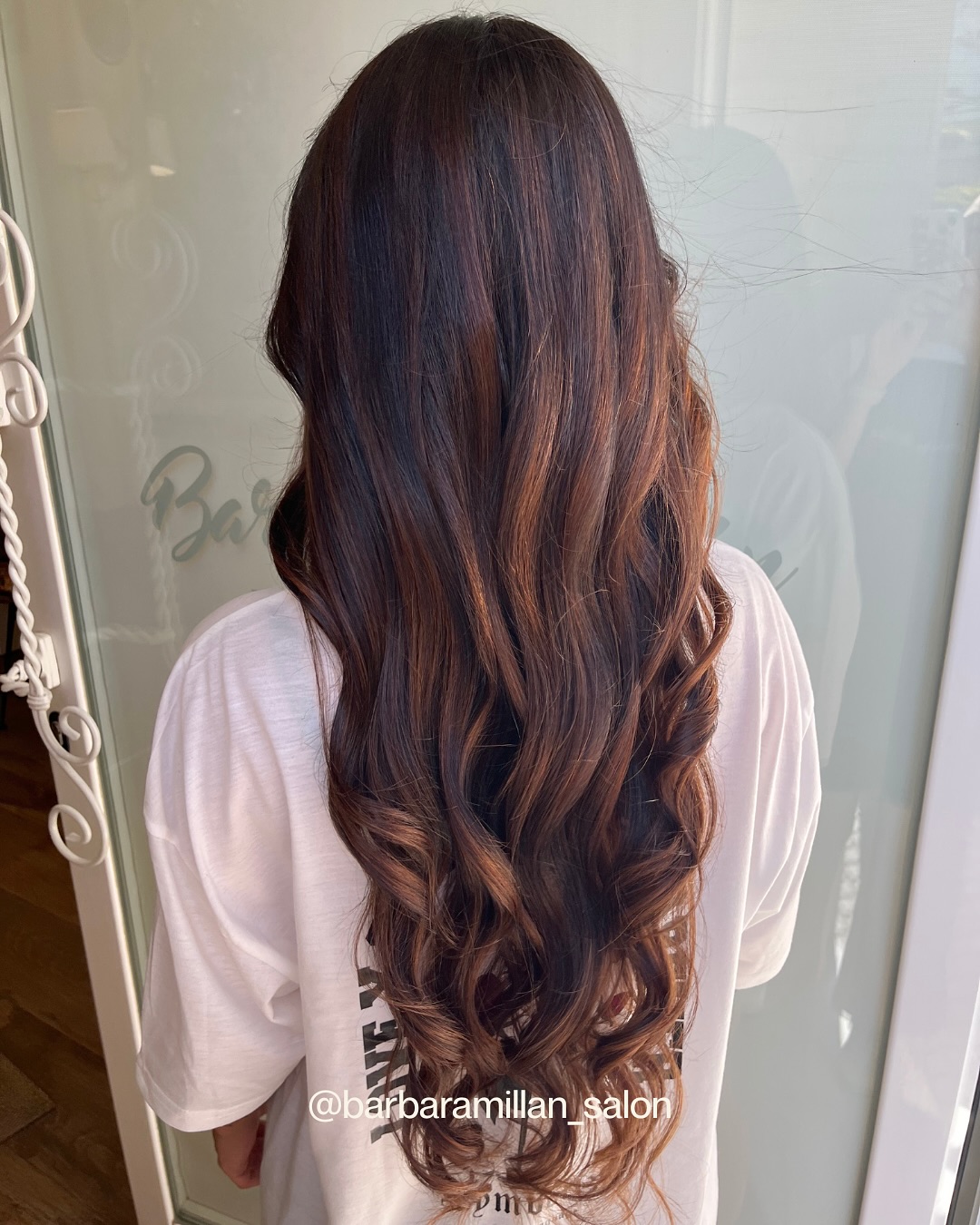 El balayage en base castaña oscura es la combinación perfecta entre naturalidad y luminosidad.
Un color que aporta dimensión, movimiento y reflejos sutiles que iluminan el rostro sin perder la esencia de tu melena.
En Bárbara Millán Salón, en Dos Hermanas (Sevilla), somos especialistas en balayage, mechas y coloración profesional.
Cada trabajo lo adaptamos a tu estilo y a las necesidades de tu cabello, para que el resultado no solo se vea bonito… también se sienta sano y lleno de vida 💇♀️
📲 Reserva tu cita por mensaje directo, en el link de la bio (siempre seleccionando “pago en el centro”) o en este número 954 047 777
Bárbara Millán | Salón de belleza
📍 C. Divina Pastora, 72 – Dos Hermanas, Sevilla