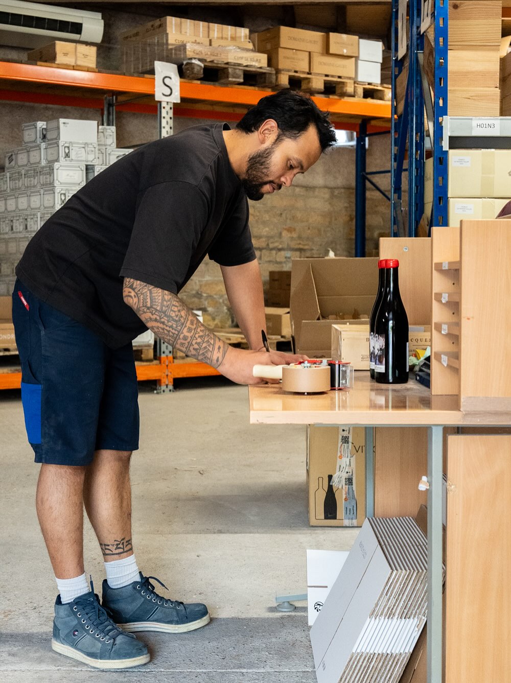 Les mains dans les cartons et la tête dans la logistique ! Le stock, c’est Kévin et Alexandre, c’est aussi... plus de 1500 références, parmi lesquelles une sélection unique de gros formats… En pratique ? Nous sommes agent de vignerons, nous sommes aussi distributeur : pour aller encore plus loin et vous garantir un service clé en main, de la commande à la livraison. 🚚
#maisonbillard #agentdevignerons #marchanddevin #denicheursdevin
📸 @_leboncliche