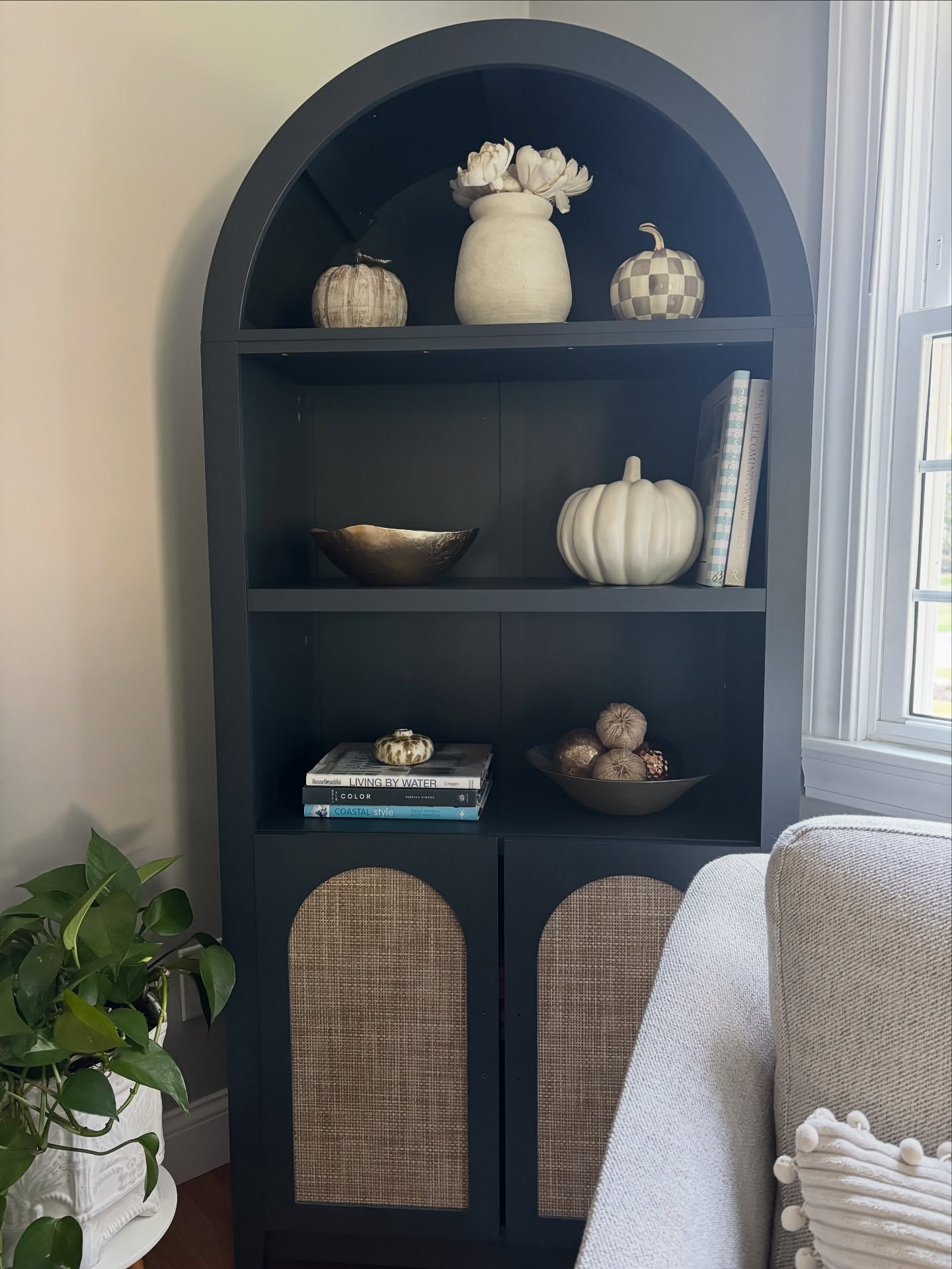 Fall Vibes Please
.
.
.
#decorstyle #shelfiegoals #shelfiedecor #shelfdecor #shelfstyling #shelfstyle #livingroomdetails #homestylinginspo #homestyledecor #homeinterior4you #homedecorationideas #homedecoratıon #stylemyhome #stylemyabode