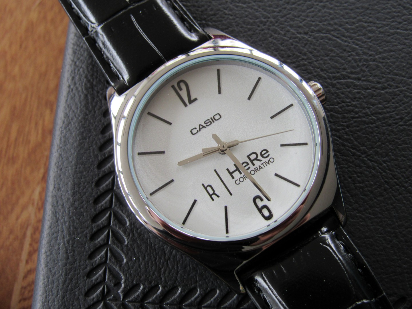 Corporativo HERE reconoció la trayectoria y compromiso de sus colaboradores con relojes personalizados, un detalle único que celebra su esfuerzo y dedicación dentro de la empresa.