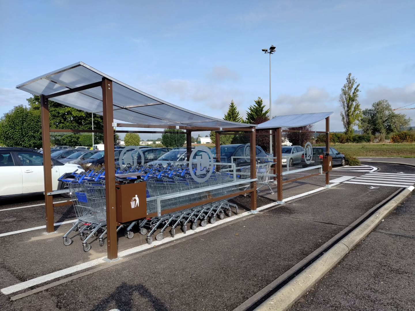 🛒 Nouvelle installation à Pineuilh (33)
À peine arrivés… déjà repartis ! 💨
En 2 jours chrono, nos équipes ont installé 20 abris chariot EVO 3 M100 et des parcs à chariots PCM60 pour le centre E.Leclerc de Pineuilh.
👉 Discrétion, efficacité et un résultat durable, modulable et 100% fabrication française.
🙏 Un grand merci à M. Cyril Joseph, dont l’efficacité et la réactivité nous ont permis d’avancer vite et bien sur ce chantier.
🙏 Merci également à Michel-Édouard Leclerc : nous sommes vraiment heureux qu’il soutienne les jeunes entrepreneurs et nous permette de participer à cette grande aventure à leurs côtés.
#abrichariot #abrichariots #abricaddie #abrigms #abrischariot #abrischariots #abriscaddie #abrisgms #GrandeDistribution #bergerac #pineuilh #france🇫🇷 #Leclerc #eleclerc #hypermarché #ParkingLeclerc #letempledumobilier #bordeaux #vinbordeaux