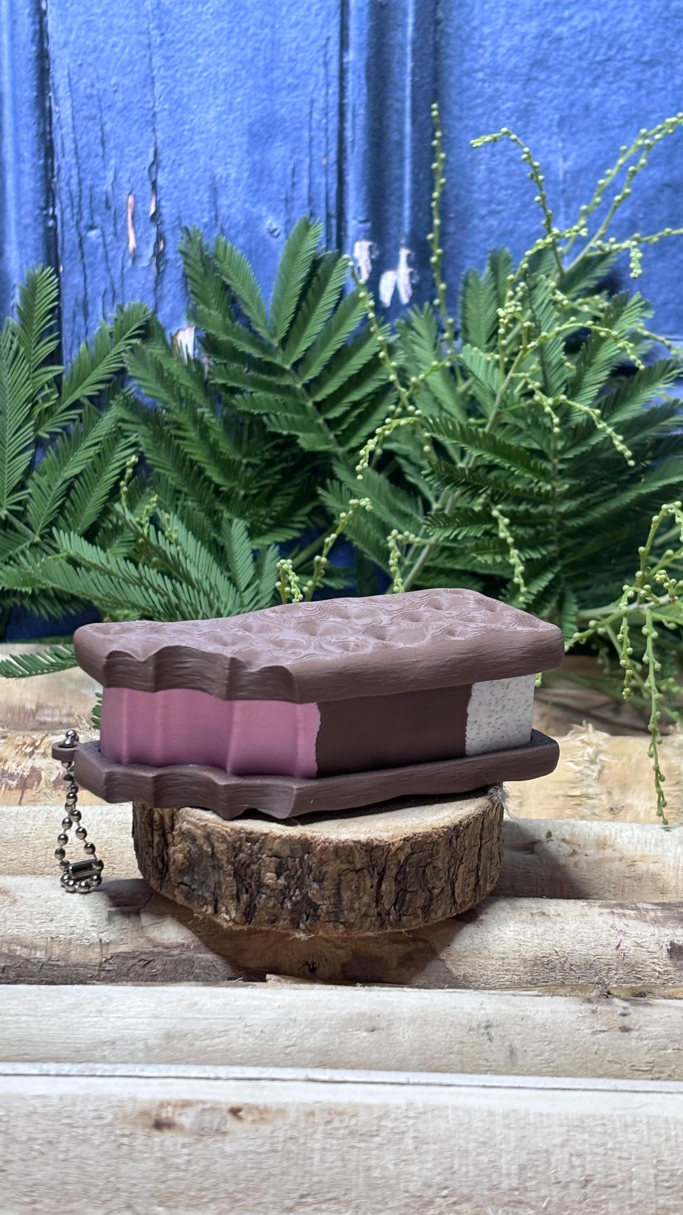 Il s’appelle Choco Fraise 🍓🍫.
Un porte-clés gourmand, drôle et un peu décalé.
Il ne fond pas, il ne colle pas aux doigts… mais il fait sourire à chaque regard.
Parce qu’un trousseau de clés aussi mérite sa petite touche fun ✨.
— Et vous, plutôt glace choco 🍫 ou glace fraise 🍓 ?
#porteclesartisan #glacesdete #objetmignon
#ateliercreateur #faitmainaveccoeur #plaisirsimples