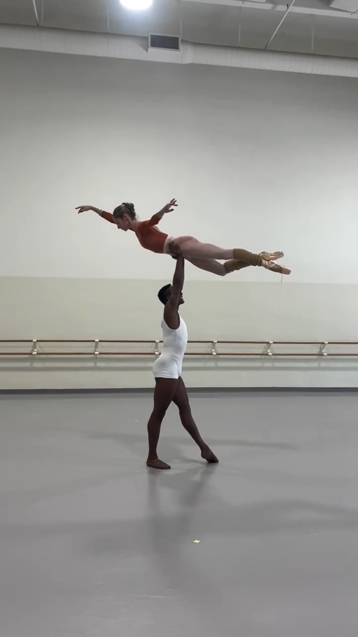 🍁 Sometimes we lift each other up, literally! Happy September! Need some extra inspiration this month? 🔗 in bio :-) #justhavingfun #breaktime #septembervibes #mentorshipinmotion #fifthpositionpath #miamicityballet #ballet