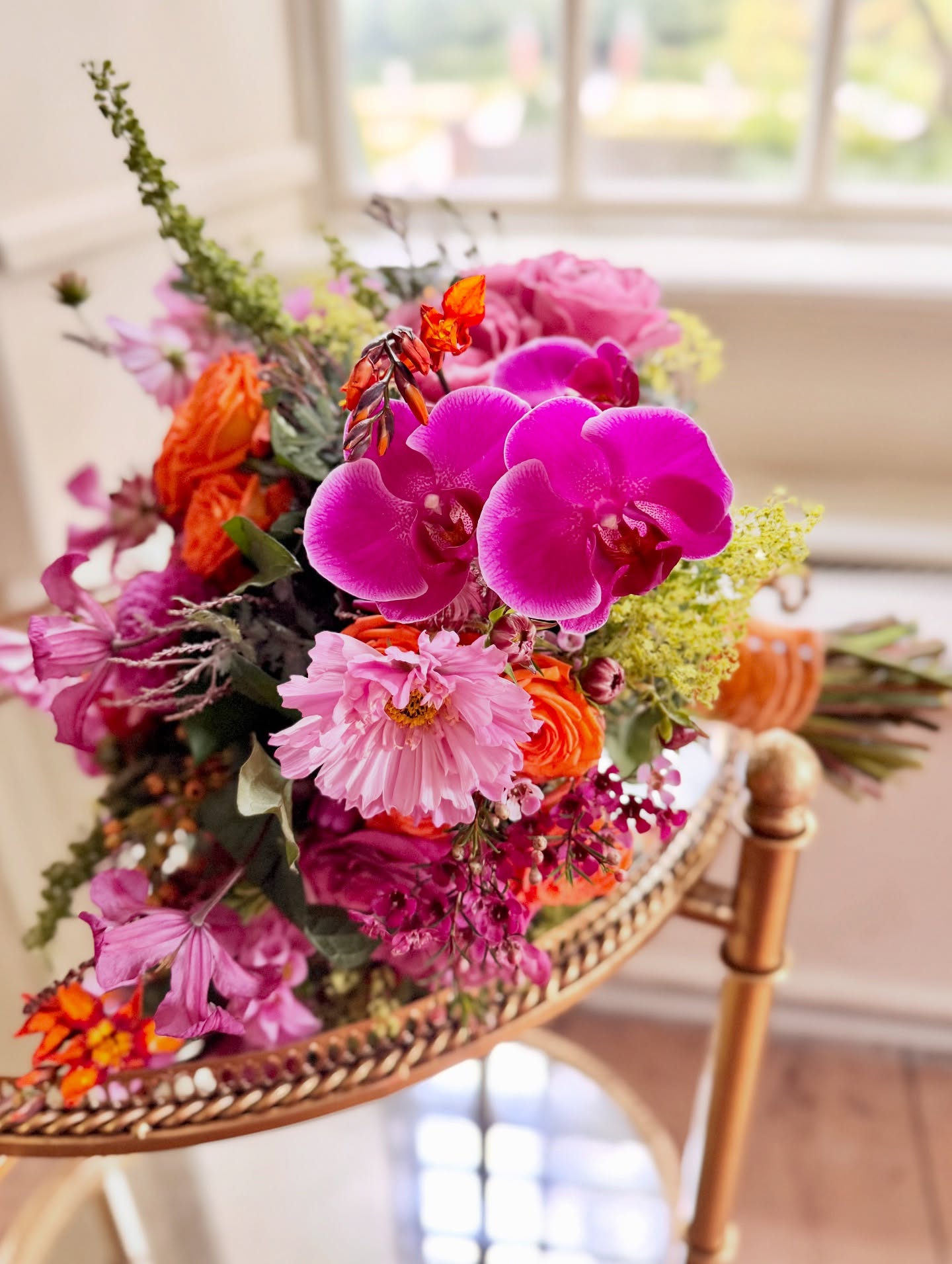 A feast for the eyes when these bright, colourful flowers are combined to create a striking bridal bouquet. Same bouquet, different position in the drawing room at Kingston. #totnesflorist #devonflorist #pinkandorange #devonwedding