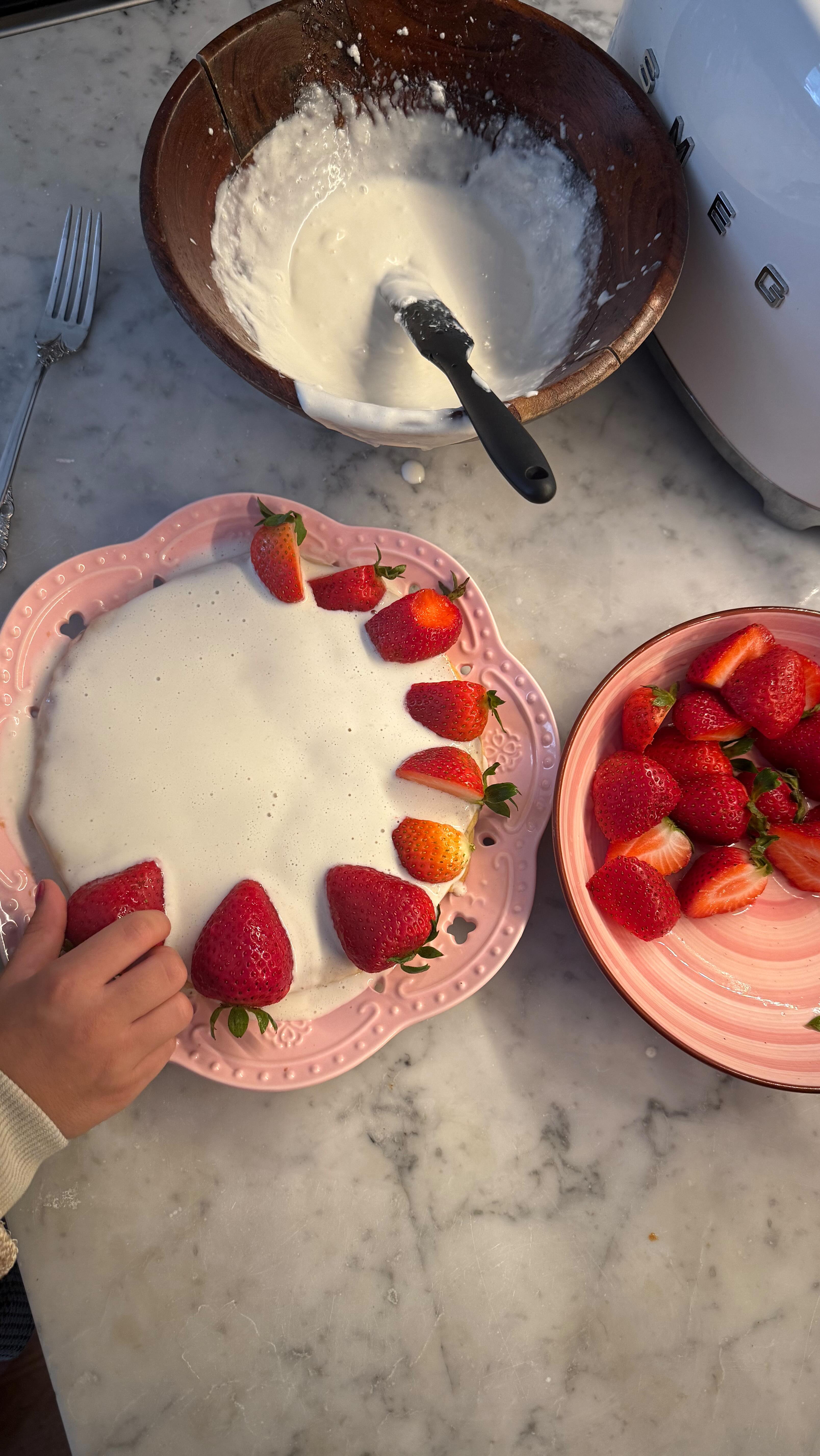 Food is more than what we pack in the grocery bag. It’s nature, nourishment, and love. Teaching kids about ingredients helps them grow strong, make better choices, and build a bond with food that lasts forever 💗
Ingredients
• 1 cup all-purpose flour
• 1 cup sugar
• 4 eggs (room temperature)
• 1 tsp baking powder
• 1 tsp vanilla extract
• Pinch of salt
Topping
• 1 cup thick Greek yogurt (plain or vanilla, chilled)
• ¼ cup coconut milk (full-fat, chilled — for creaminess)
• 2 tbsp honey or powdered sugar (to sweeten)
• Fresh strawberries, washed and halved
• Optional: shredded coconut for sprinkling
⸻
Instructions
1. Bake the sponge cake
• Preheat oven to 350°F (175°C). Grease and line a round cake pan.
• Beat eggs and sugar until pale and fluffy (7–10 minutes).
• Sift flour, baking powder, and salt. Gently fold into egg mixture with vanilla.
• Pour batter into pan and bake 25–30 minutes until golden and springy. Let it cool fully.
2. Make yogurt–coconut topping
• In a bowl, whisk yogurt, coconut milk, and honey/powdered sugar until smooth and creamy.
• Keep chilled until ready to spread.
3. Assemble
• Spread the yogurt–coconut mixture over the cooled cake.
• Top with fresh strawberries in a pretty pattern.
• Sprinkle shredded coconut on top for extra flavor (optional).