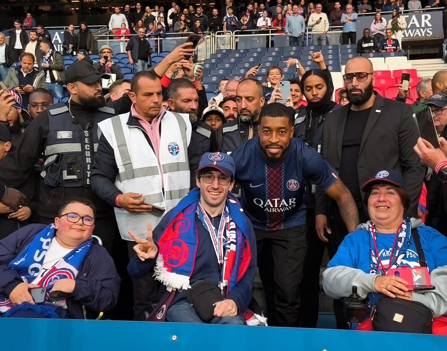 Merci presko @kimpembe3 ❤️💙
Un titi parisien devenu Champion d’Europe, célébré comme il se doit, avec nos adhérents !
#kimpembe #psg #parissg #handicappsg