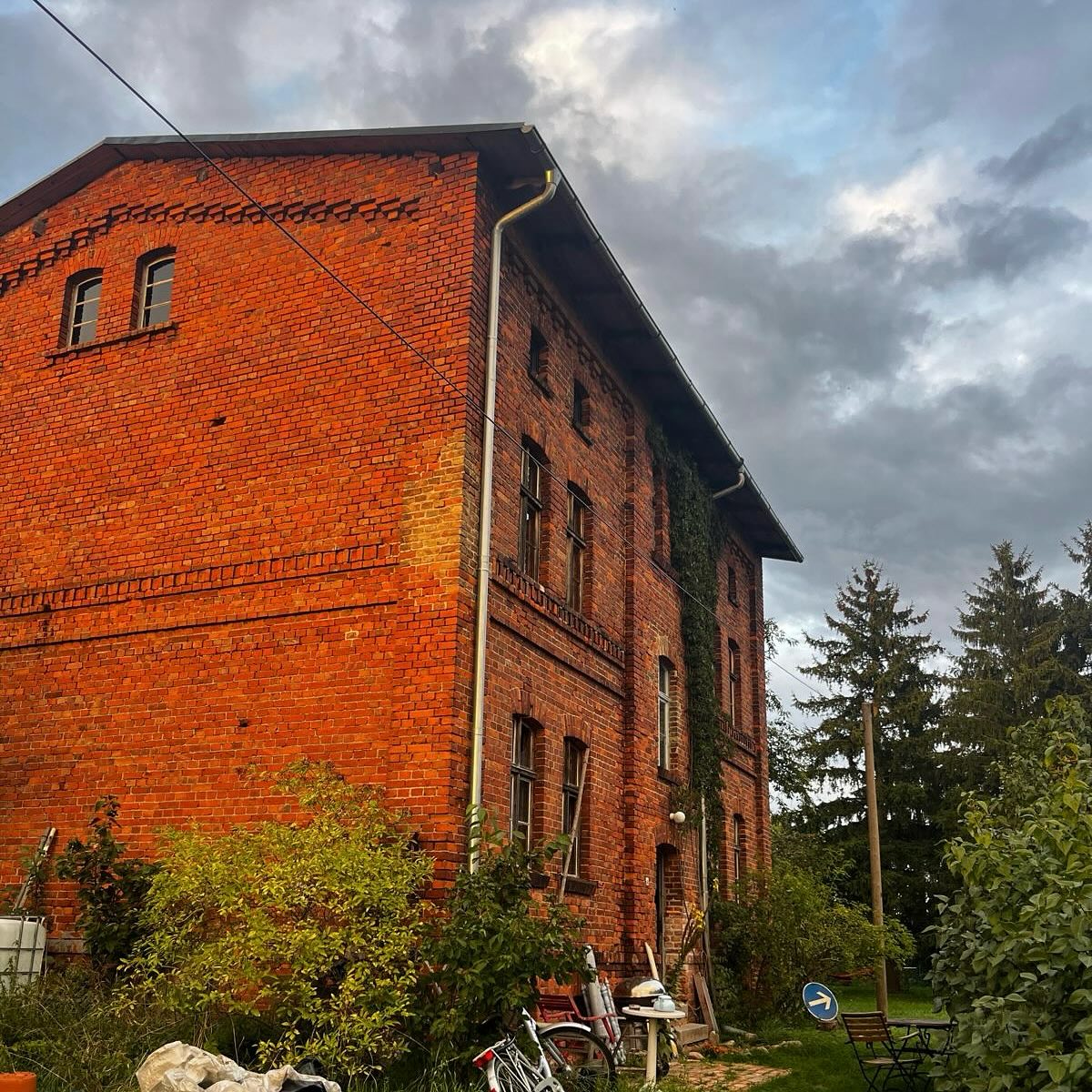 Our first choir weekend away, celebrating over a decade of our existence in a beautiful countryside setting - rejuvenating our creative spirits and gearing up for the new season’s repertoire. 🎶🌿
#choir #ChoirLife #ChoralMusic #RehearsalWeekend #SingTogether #WeekendAway #ChoirWeekend