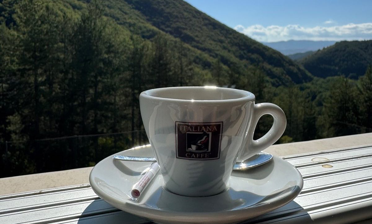 Наслади се на тишината, вкуса и силата на утрото.
Денят е твой. Започни го с кафе. ☕️✨☀️