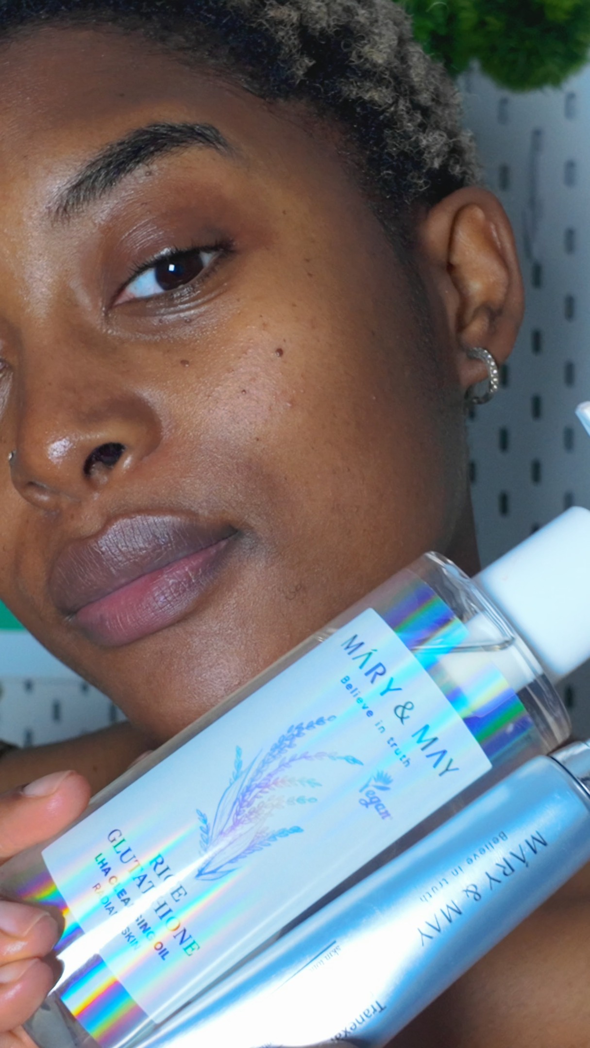 Love the skin brightening duofrom @marynmay_global
- Rice Glutathione LHA Cleansng Oil for gentle yet effective cleansing and exfoliation
- Tranexemic acid + Glutathione Eye Cream