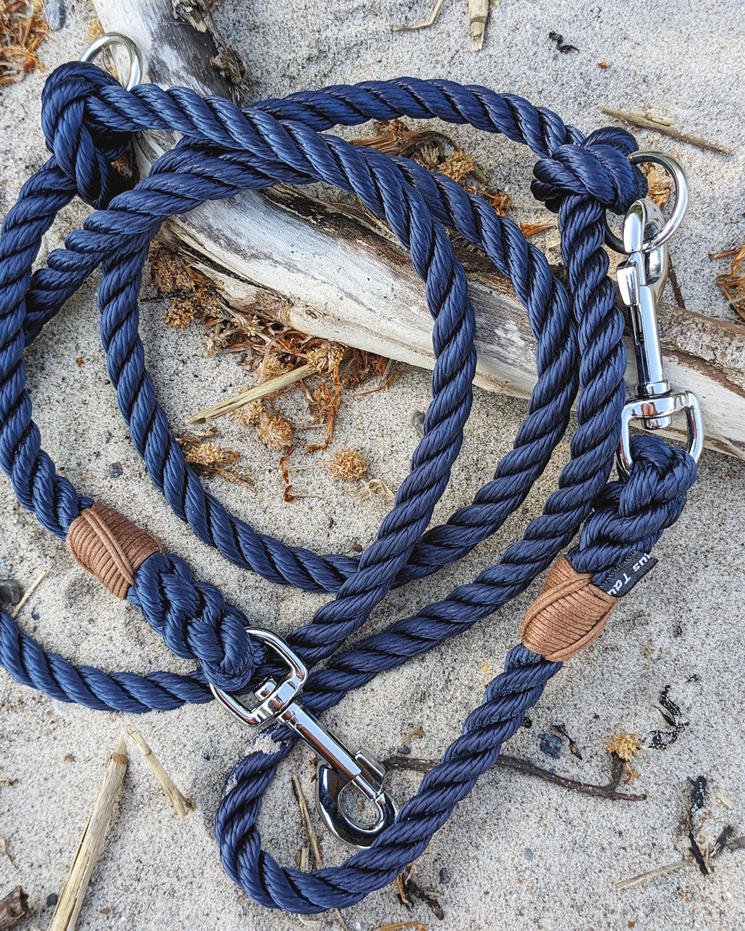 𝗦𝗮𝗳𝗲𝘁𝘆 𝗳𝗶𝗿𝘀𝘁 – 𝗦𝗶𝗰𝗵𝗲𝗿𝗵𝗲𝗶𝘁 𝘇𝘂𝗲𝗿𝘀𝘁 🔒️
Wir legen besonderen Wert auf die Sicherheit unserer Hundeleinen.
Unser Tau und die Fertigungstechnik garantieren eine enorm hohe Bruchlast – da ist der Karabiner also oft das schwächste Bauteil.
Deshalb verwenden wir bei unseren starken Leinen aus 12 mm Tau stets extragroße, hochbelastbare Karabiner. Damit ihr eurer Leine wirklich vertrauen könnt.
📷️ Hier das Modell OTTENSEN in der beliebten 2m langen und zweifach verstellbaren Version.
#sicherheitgehtvor #hundeleine #starkehunde #hundesicherheit #ostseehund #nordseehund #strandhund #spleissen #handmadeinhamburg #handmadefordogs #tauleine #segeltauleine #tauliebe #tauleinedesign #tauleinenmanufaktur #allesaustau