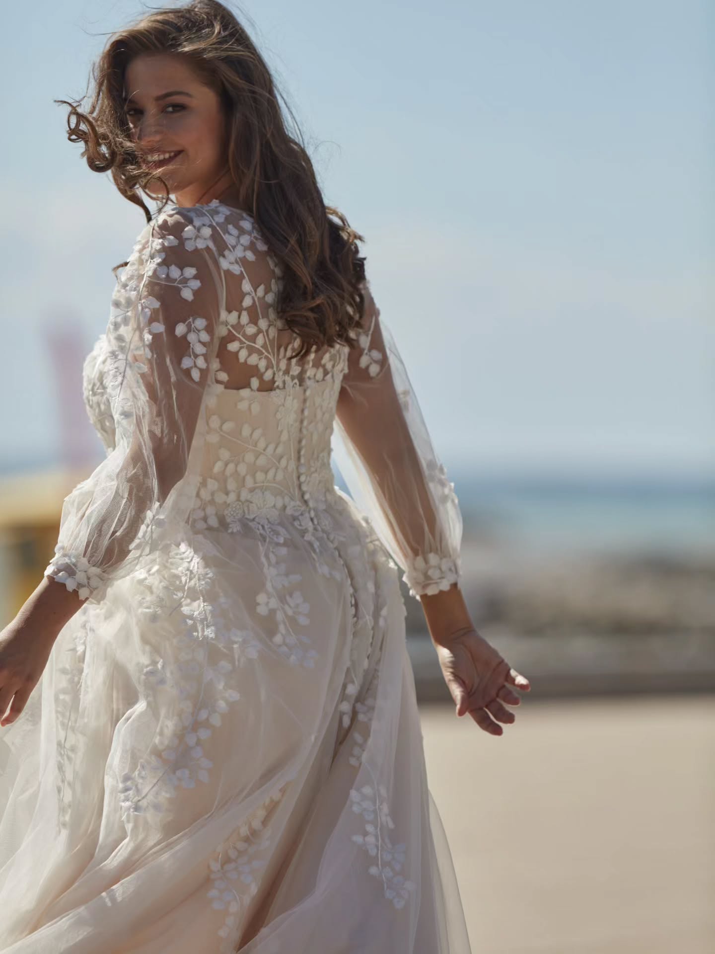 Neue Kollektion 2026
Curvy Bräute können mit Kleidern unserer neuen Kollektion ihre Kurven perfekt in Szene setzen und Körperpartien, die sie nicht so sehr mögen, perfekt kaschieren. Gerade die Arme möchten viele etwas bedeckt haben.
Auch hier haben wir wieder tolle Kleider ausgesucht ❤️