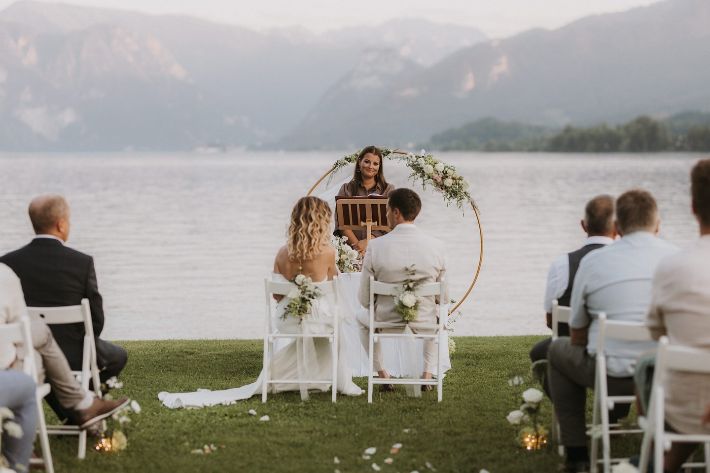 Kennt ihr das, wenn eine Hochzeit euch von der ersten Sekunde packt? Genau so war die freie Trauung von Simone und Stefan in #altmünster.
Mitreisende Momente, emotionale Highlights und ein „Ja“, das für immer bleibt.
Klingt fast zu schön, um wahr zu sein? Dann sichert euch jetzt euren Hochzeitstermin! 💌
Happy mondayyy 🥰✨
📸 @kosia_photography_ @kosia_elopements_